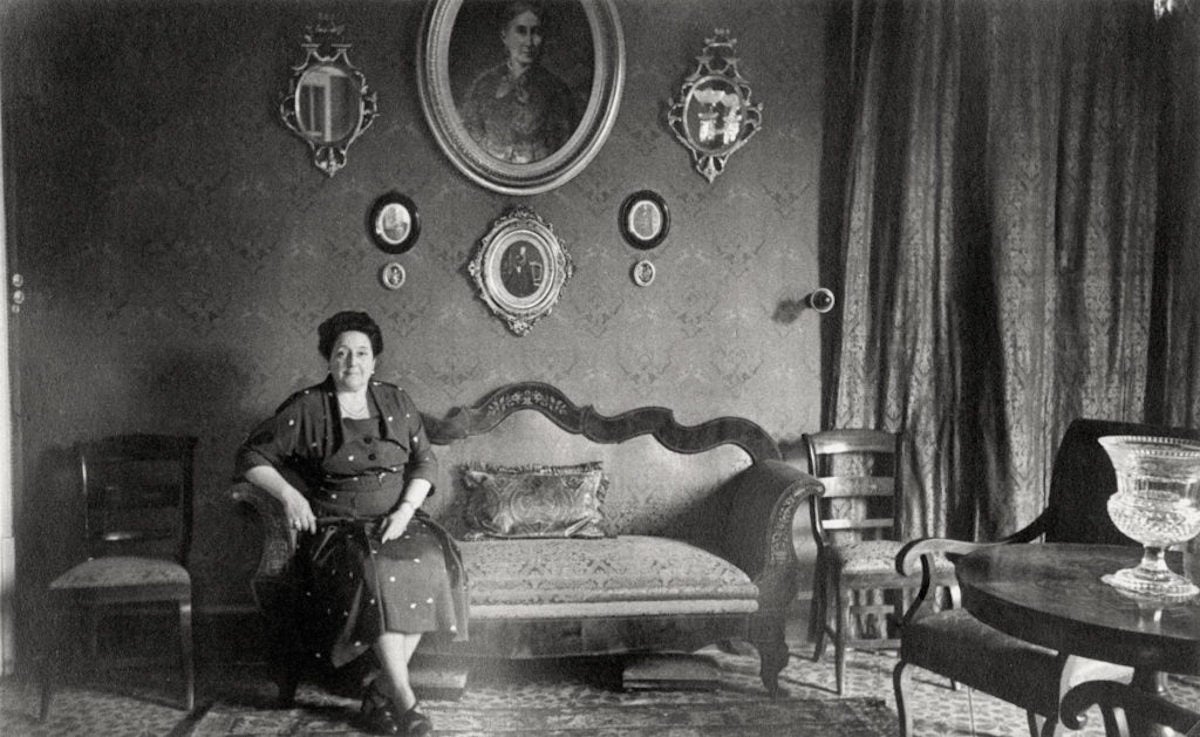 Ángeles Calvo, la dona del conegut Dr. Bartrina, al seu saló de l'Eixample / Álvaro Bueno Bartrina (1930) (Casa Elizalde)