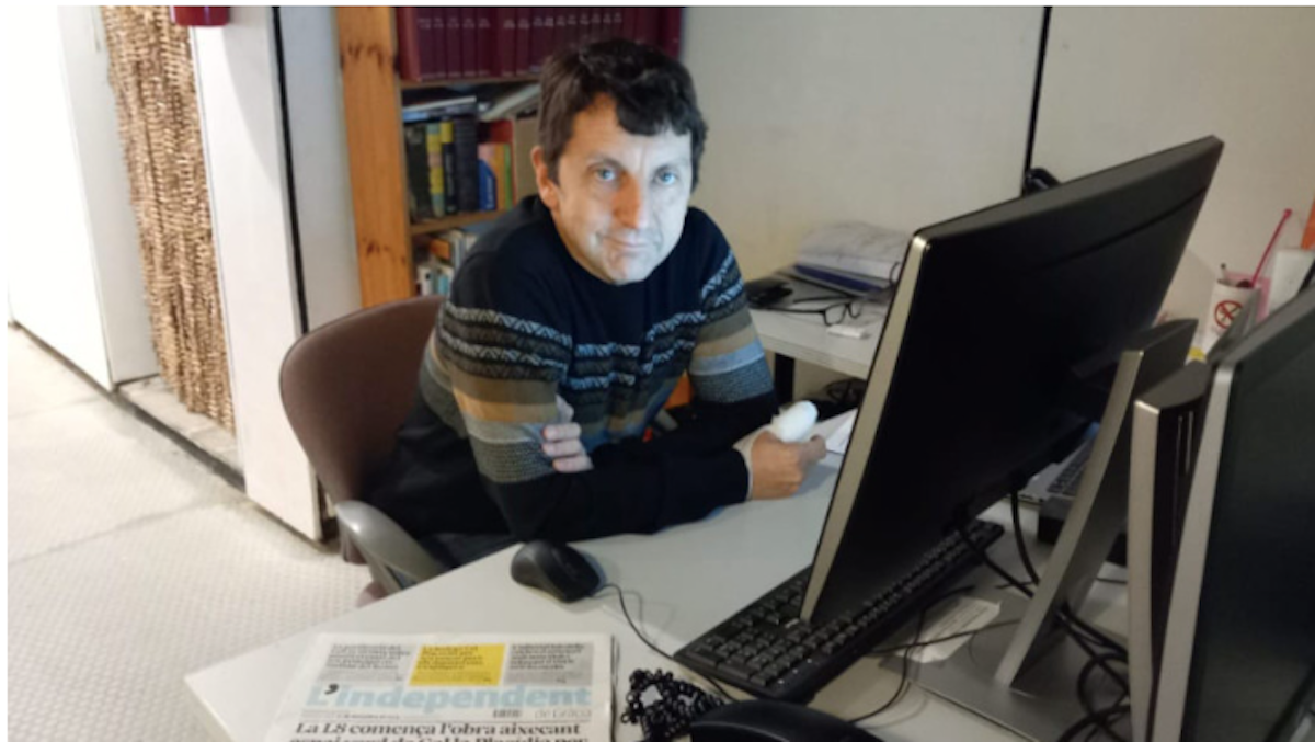 Imagen de Albert Balanzà, fundador y director de l'Independent de Gràcia desde el año 2000 / L'Independent de Gràcia