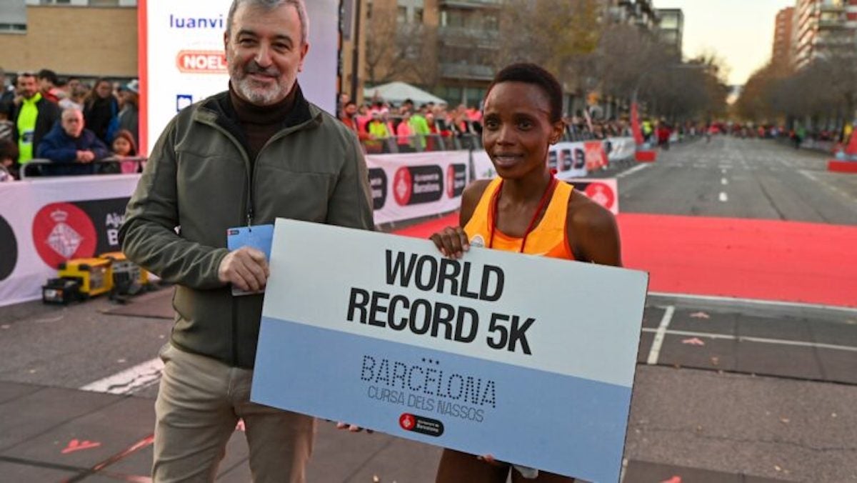 La corredora Beatrice Chebet, amb l'alcalde de Barcelona Jaume Collboni, després de batre el rècord del món dels cinc quilòmetres a la Cursa dels Nassos del 2023 / Ajuntament de Barcelona