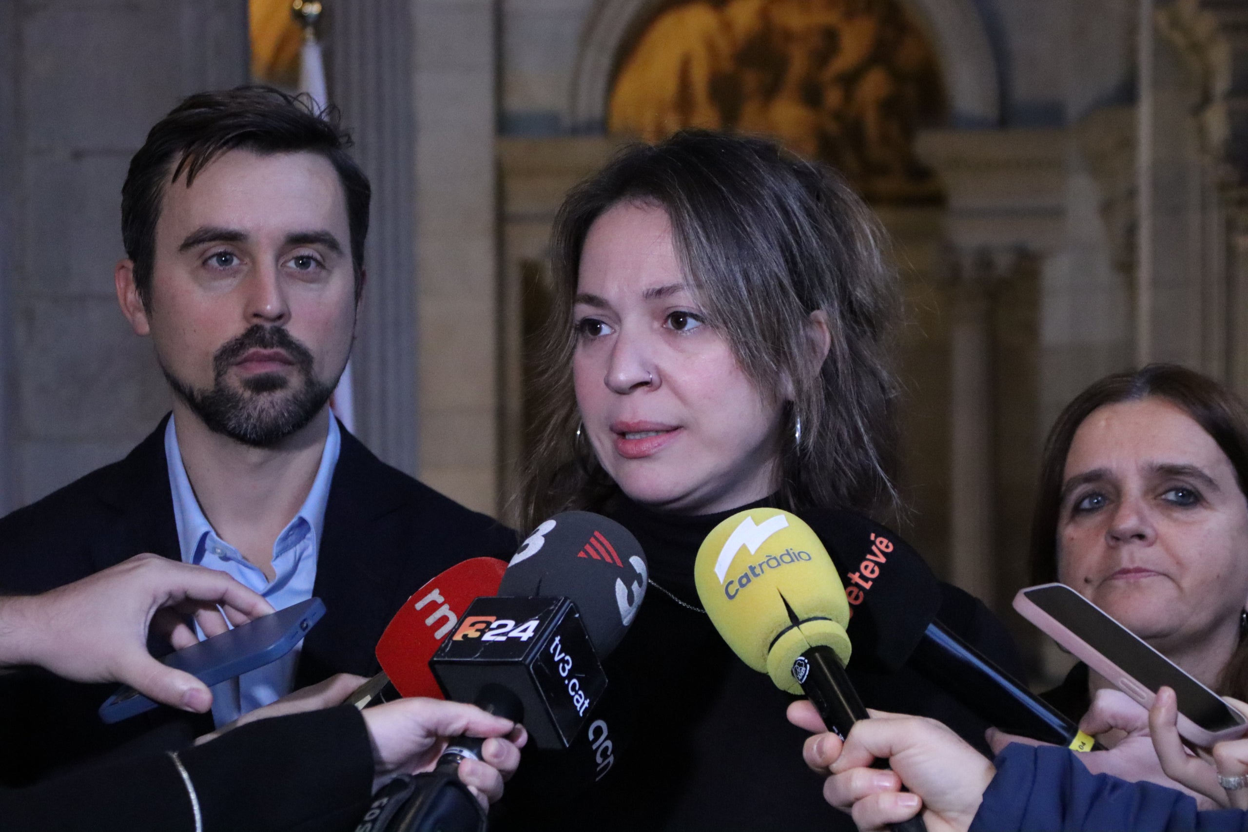 La presidenta de BComú, Janet Sanz, amb Marc Serra i Gemma Tarafa | Nazaret Romero (ACN)