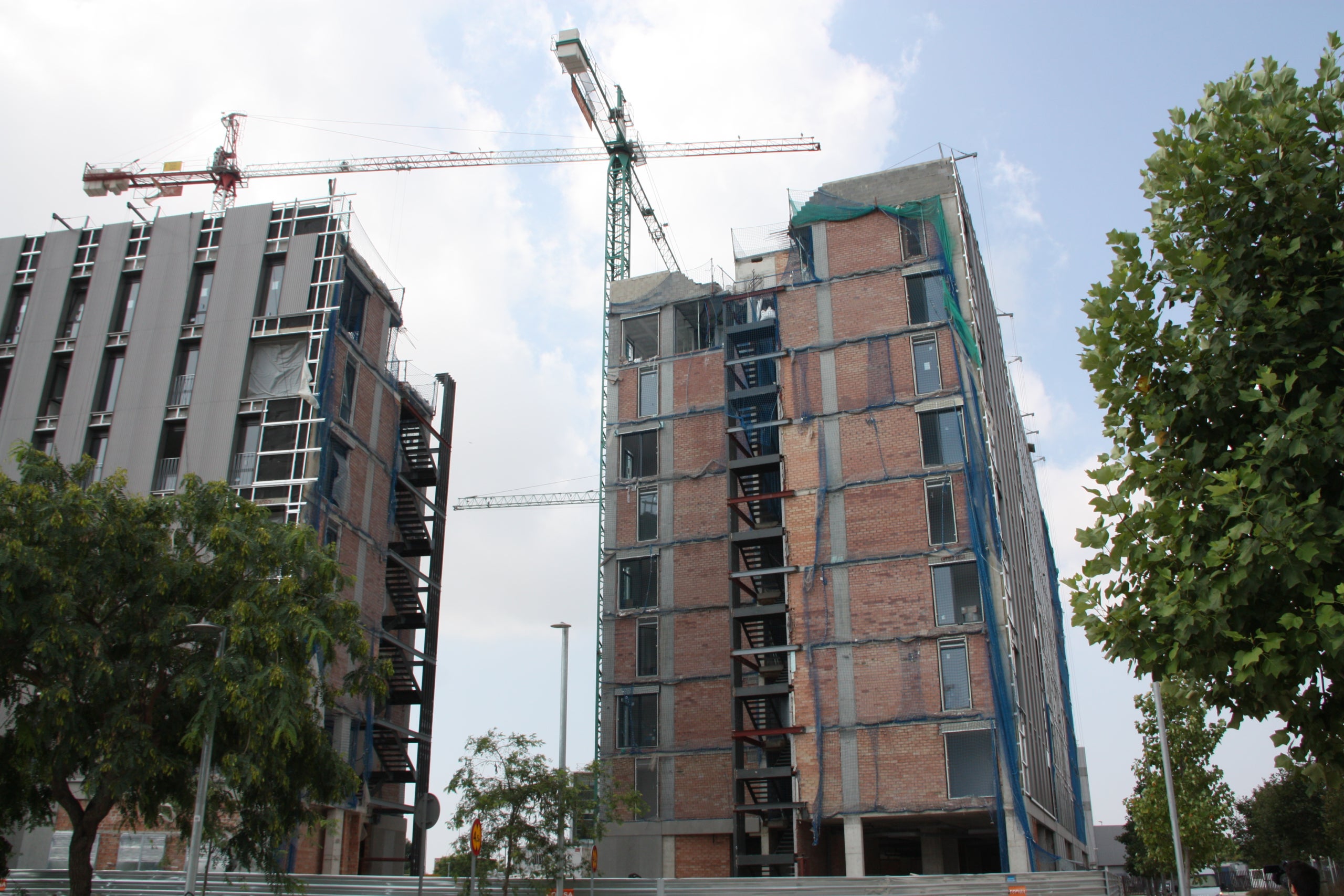 Construcció d'un edifici de pisos protegits a la Marina del Prat Vermell / ACN
