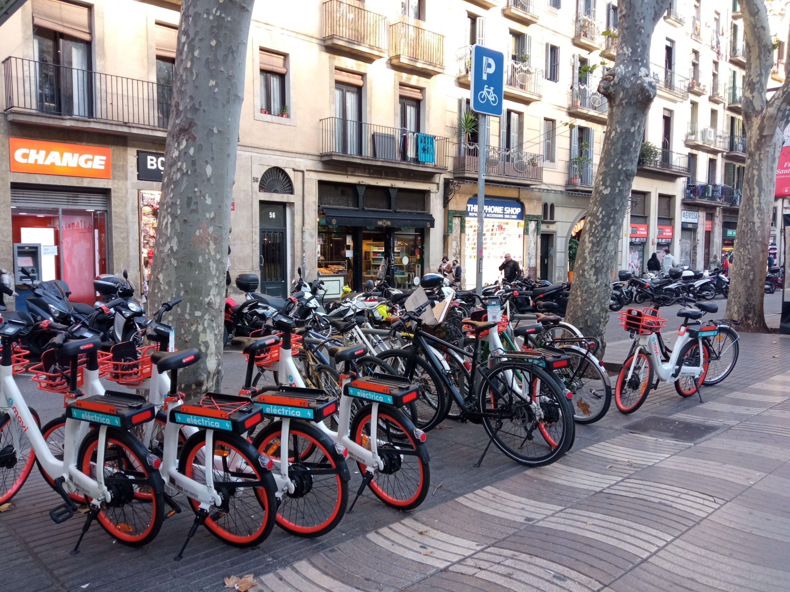 Bicicletes compartides mal aparcades a la Rambla / Twitter/Jordi Honey-Rosés