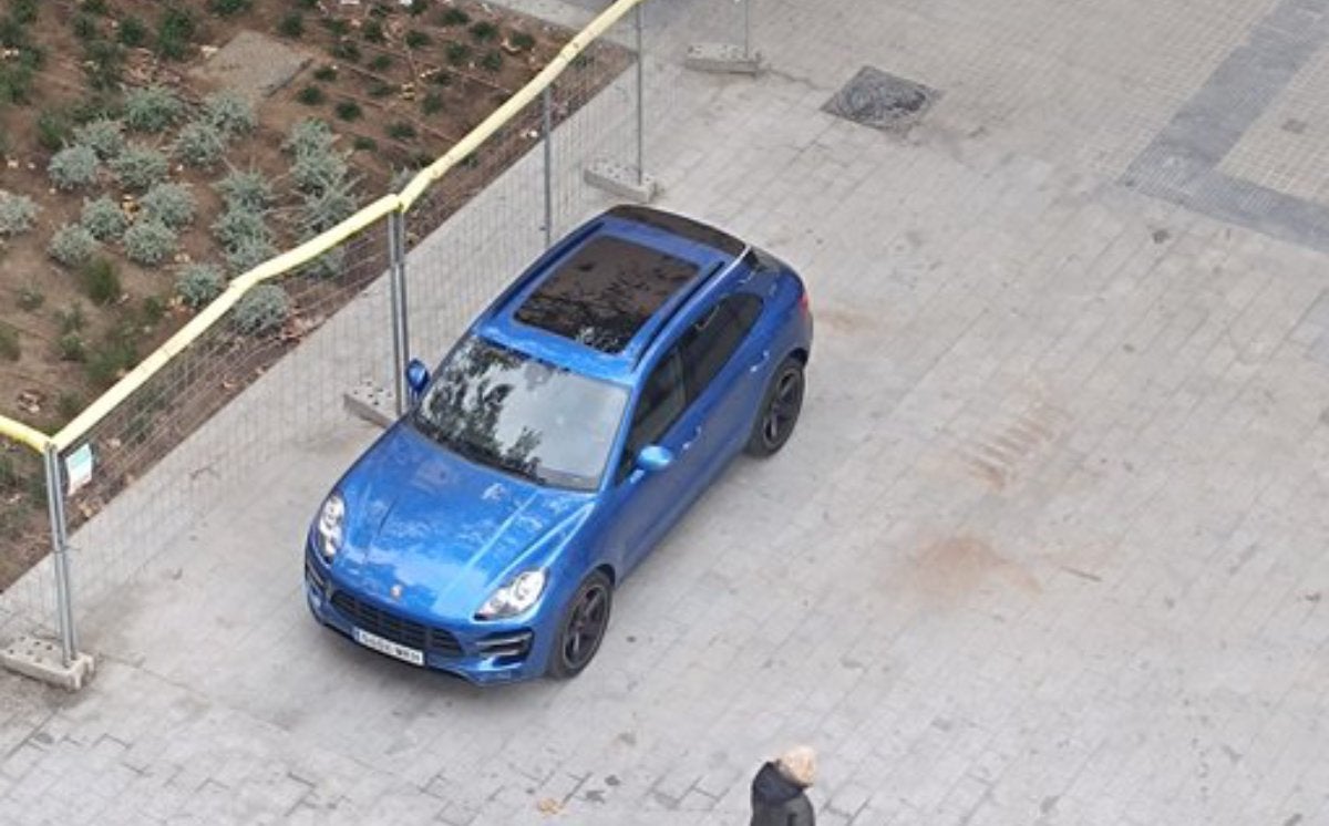 El Porsche aparcado en la zona pacificada de la ronda Sant Antoni / Cuidem Sant Antoni