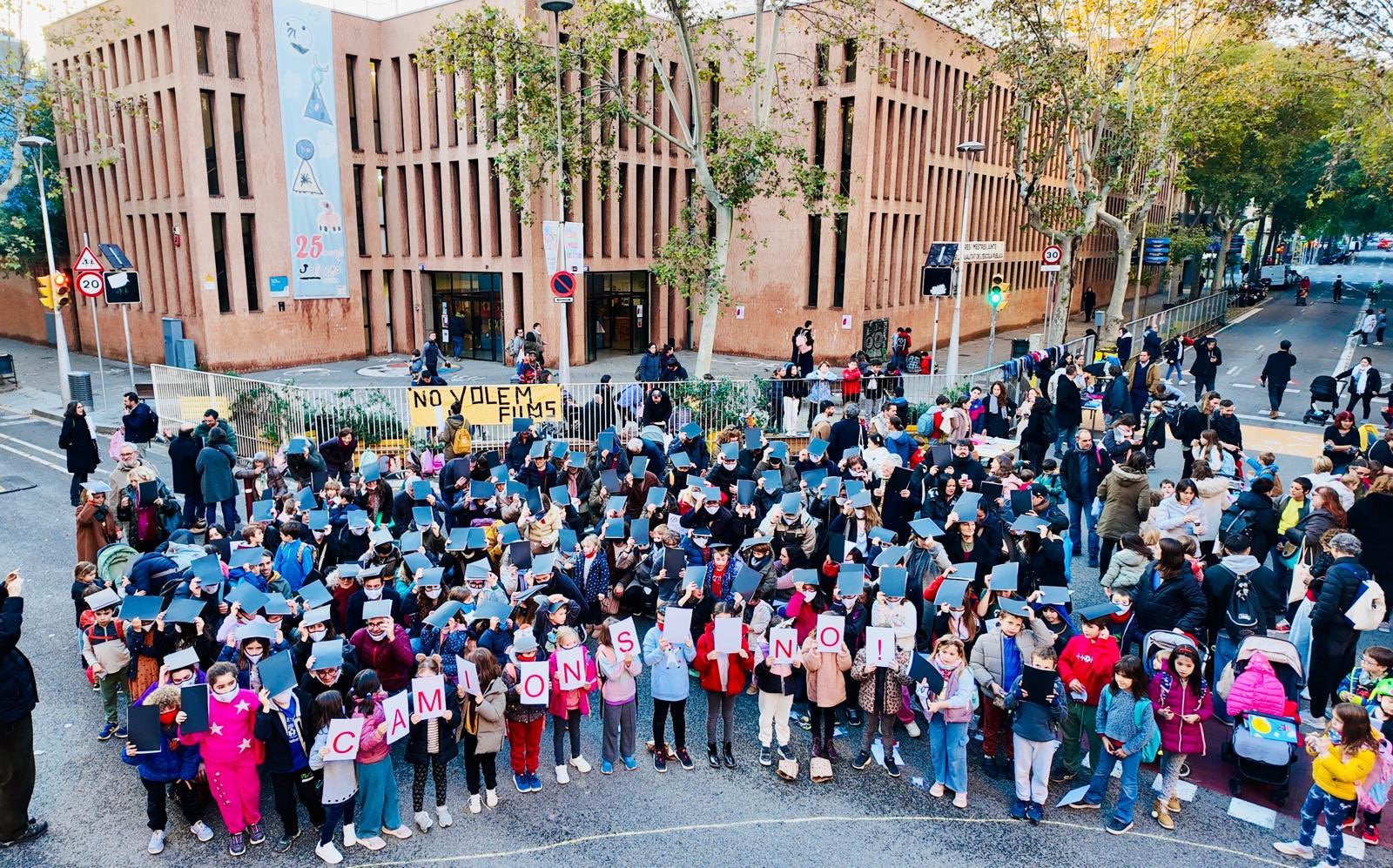 La protesta de famílies dels dos centres educatius que va tallar aquest divendres a la tarda el carrer d'Entença a l'altura del de la Diputació / AFA Joan Miró