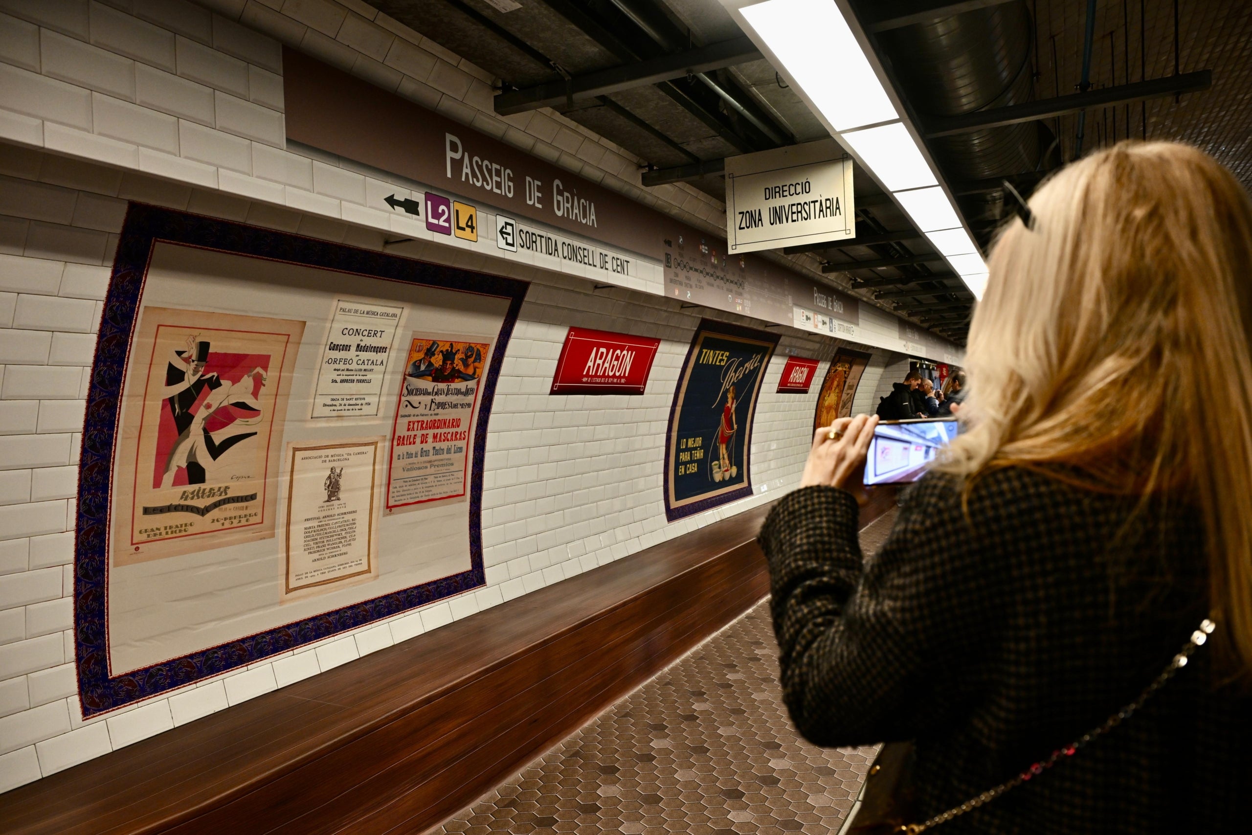 L'andana de l'estació de Passeig de Gràcia del metro de Barcelona recrea l'aspecte que tenia el 1924 per celebrar el centenari i mostra el nom que va tenir fins al 1982 / TMB