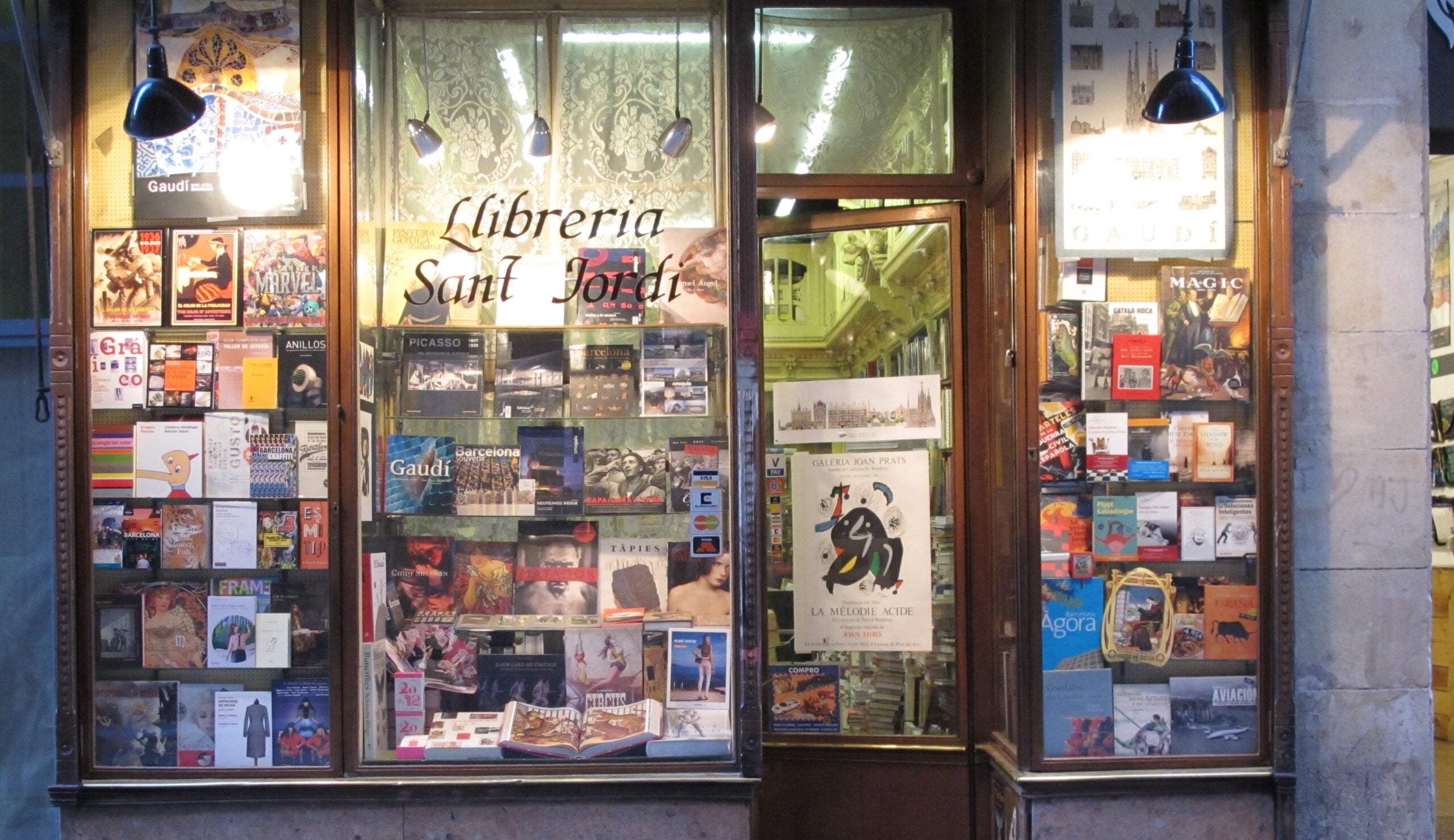 Aparador de la Llibreria Sant Jordi del barri Gòtic / Llibreria Sant Jordi