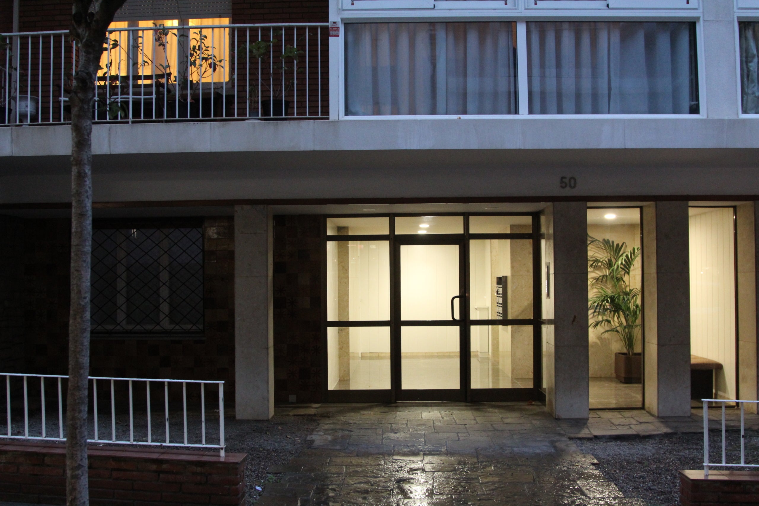 L'edifici del número 50 del carrer d'Osi de Sarrià on va viure durant una temporada Mario Vargas Llosa / A.R.