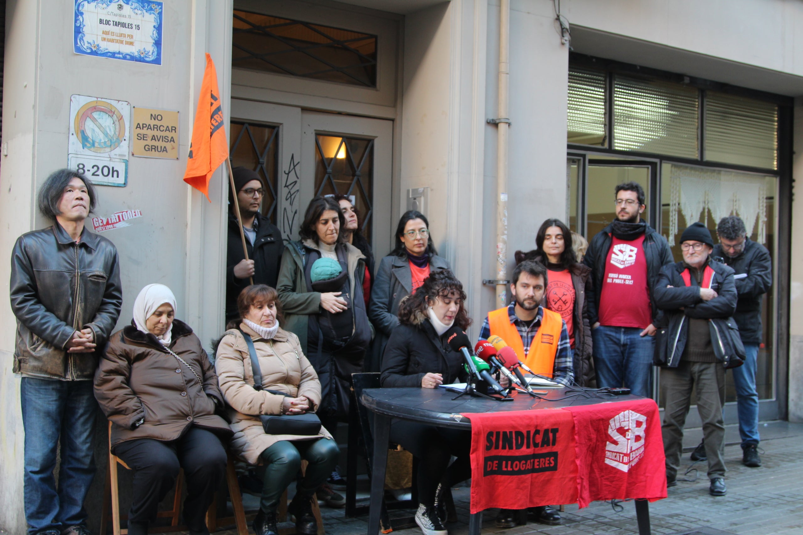 Els veïns dels blocs del carrer de Tapioles i d'en Cortines han aconseguit renovar els contractes d'una desena de famílies després de més dos anys de lluita contra un fons / A.R.