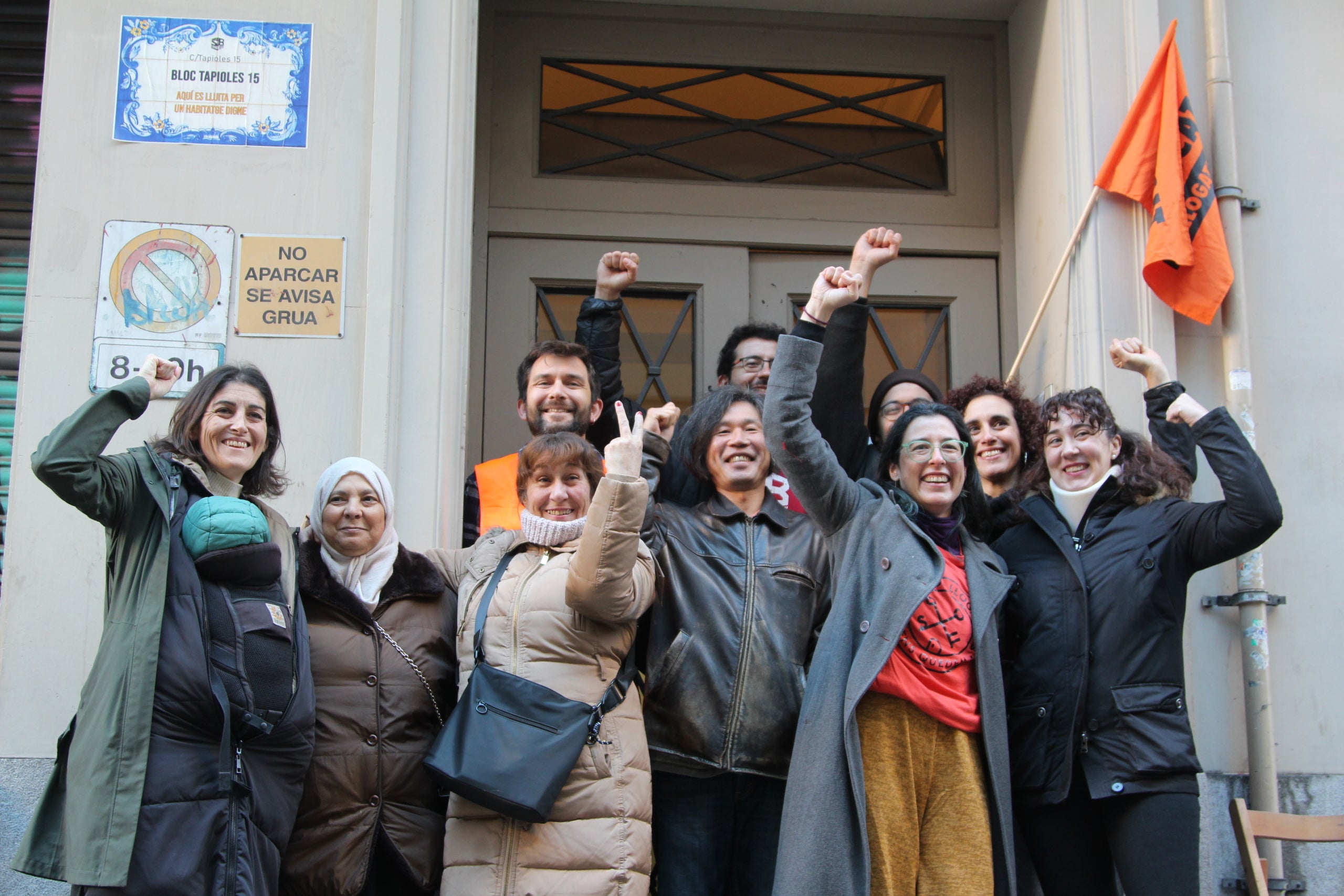 Els veïns dels blocs del carrer de Tapioles i d'en Cortines han aconseguit renovar els contractes d'una desena de famílies després de més dos anys de lluita contra un fons / A.R.