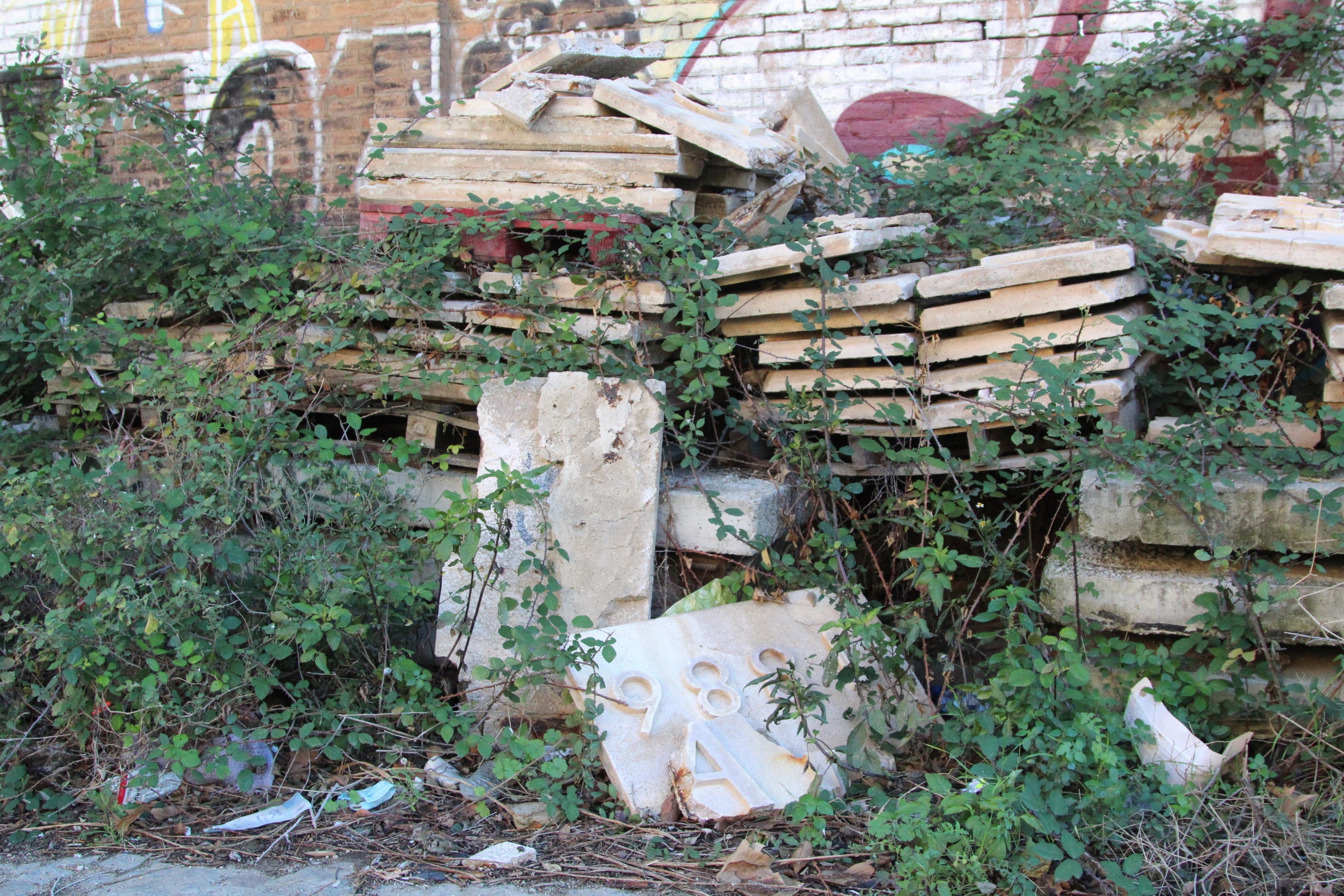 Algunas de las piezas caídas del friso de la plaza de Europa, en el Anillo Olímpico de Montjuïc, abandonadas en un almacén municipal de Can Tunis / A.R.
