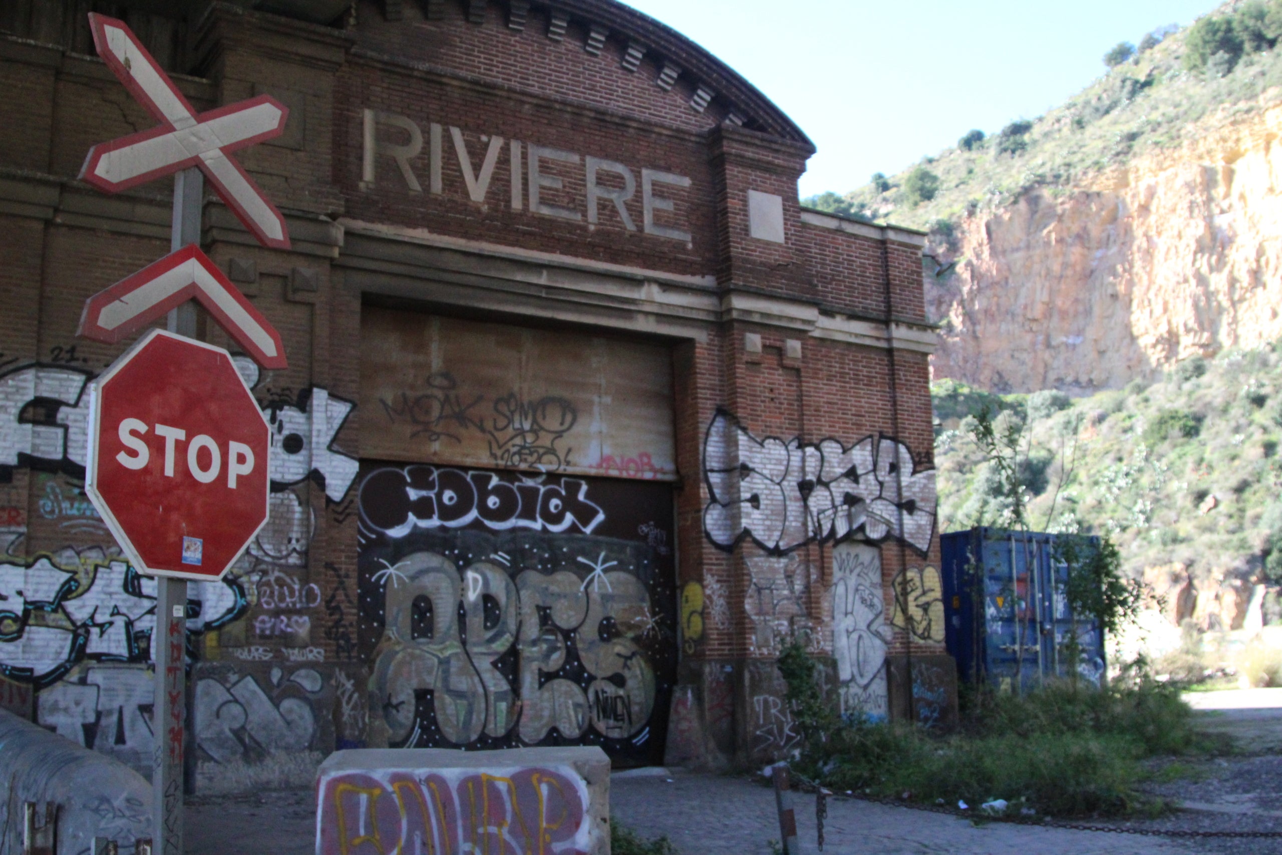 Algunas de las piezas caídas del friso de la plaza de Europa, en el Anillo Olímpico de Montjuïc, están abandonadas en un almacén municipal de Can Tunis, al lado de la antigua fábrica Riviere / A.R.