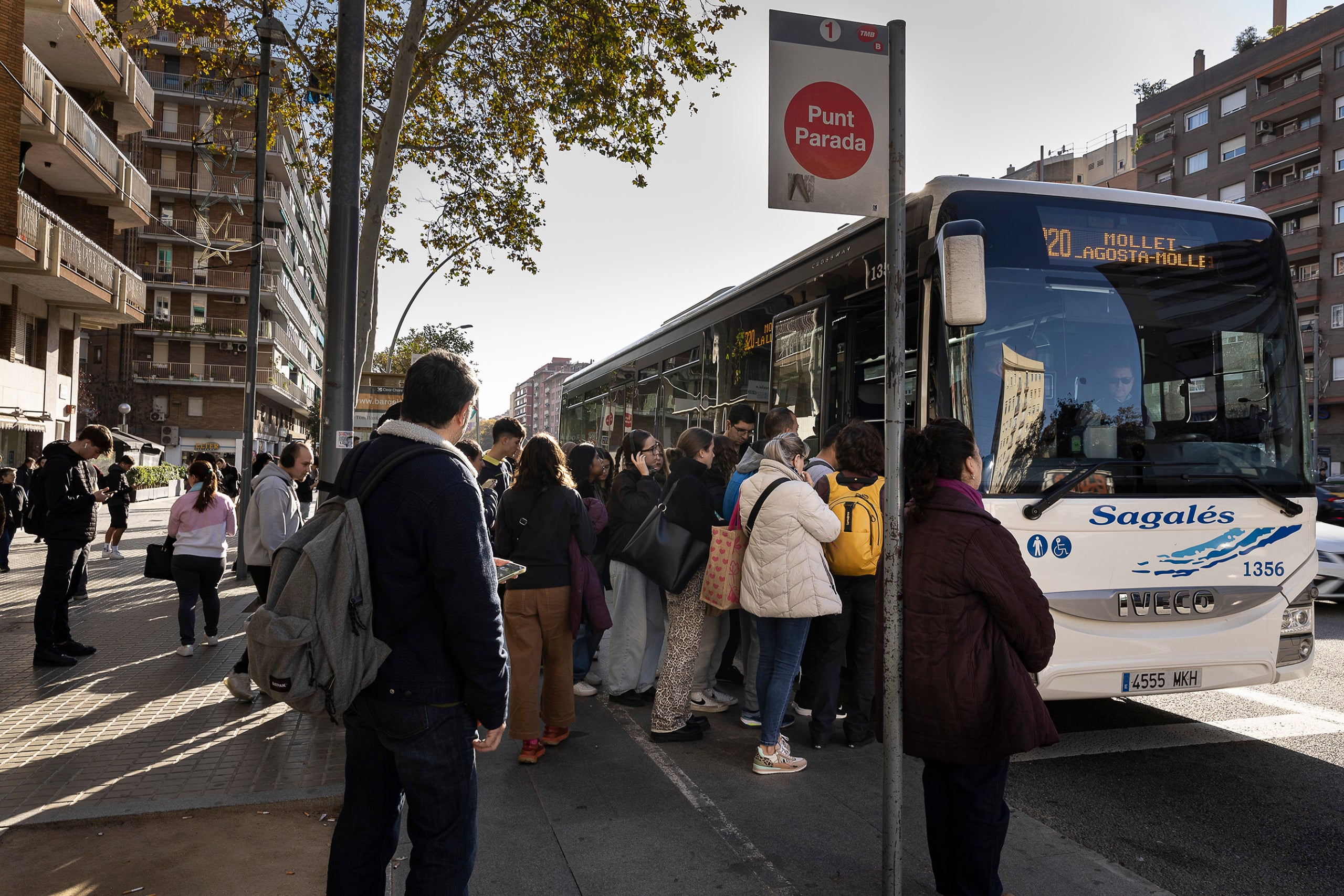 Actualment, els busos interurbans col·lapsen la Meridiana a l'altura de la Sagrera / Jordi Play