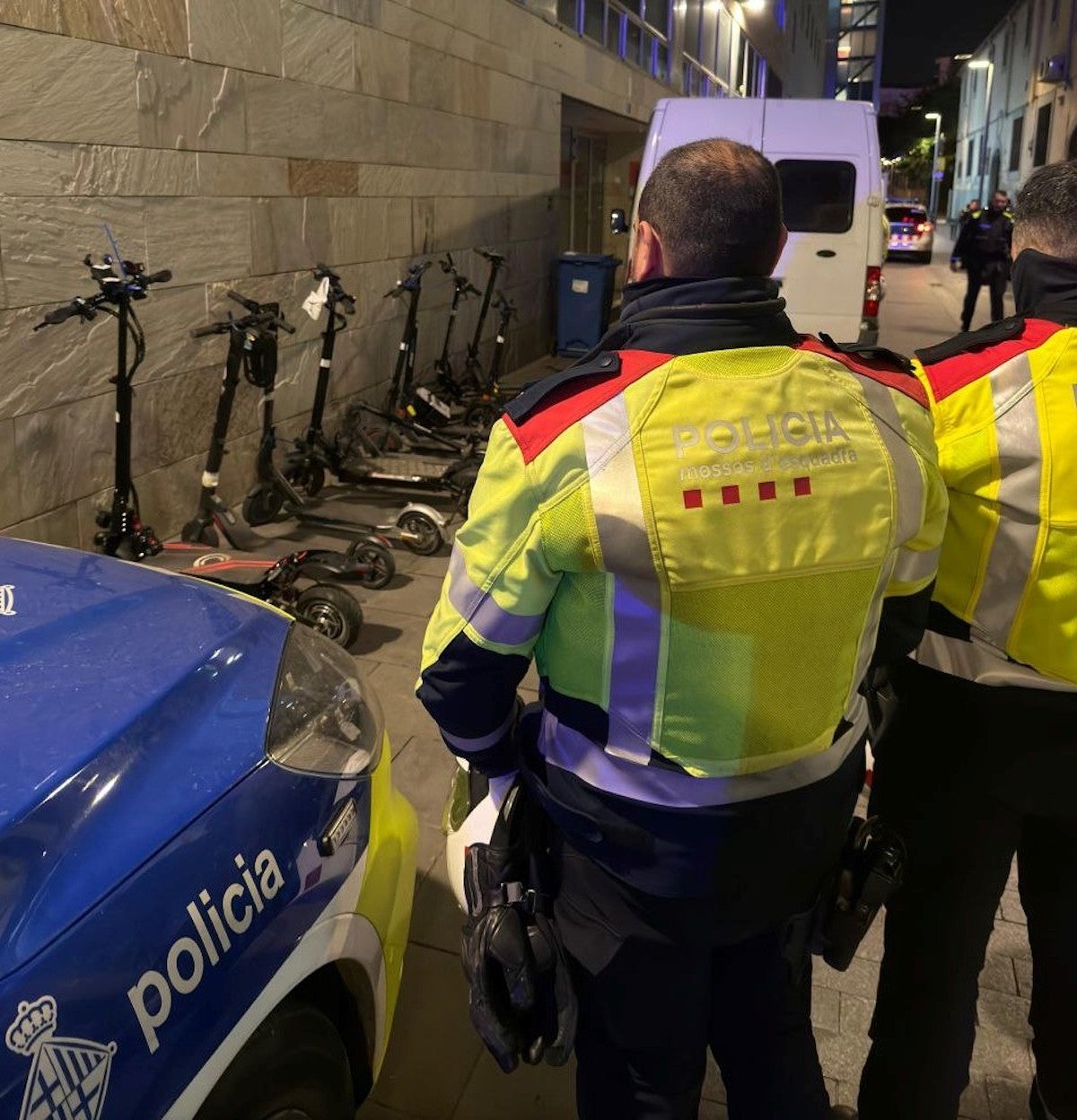 Agents dels Mossos amb patinets requisats al barri de Sant Antoni / Mossos