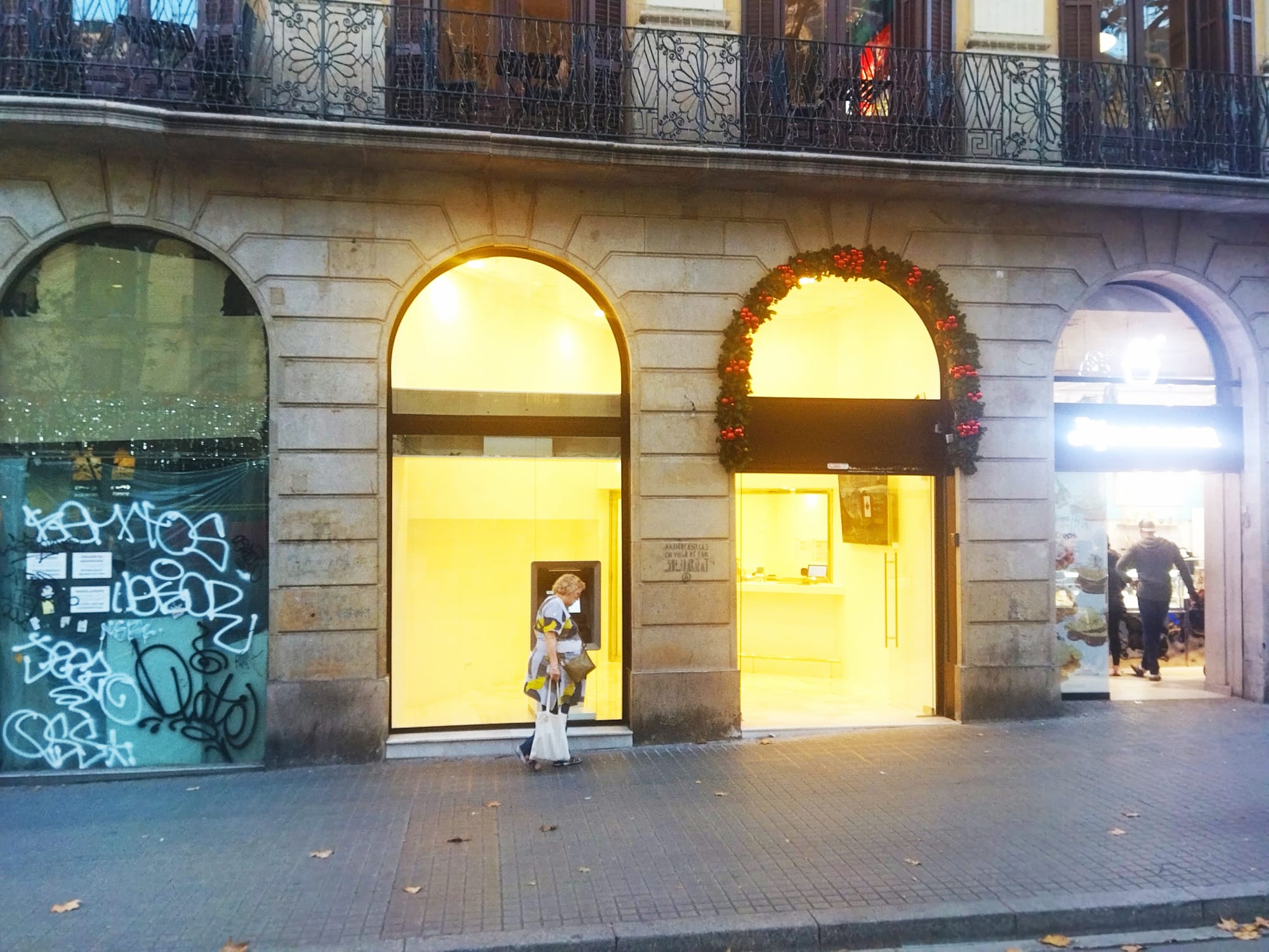 L'oficina de canvi de moneda oberta a la Rambla on abans hi havia la sabateria Casas / Jordi Subirana
