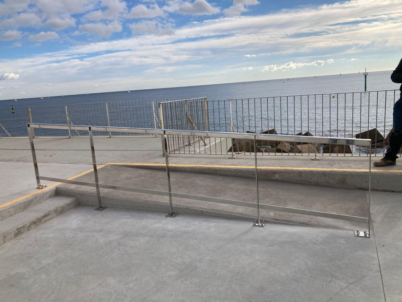 La rampa amb barana que s'ha construït al nou passeig del Port Olímpic per garantir l'accessibilitat / Cedida-BSM