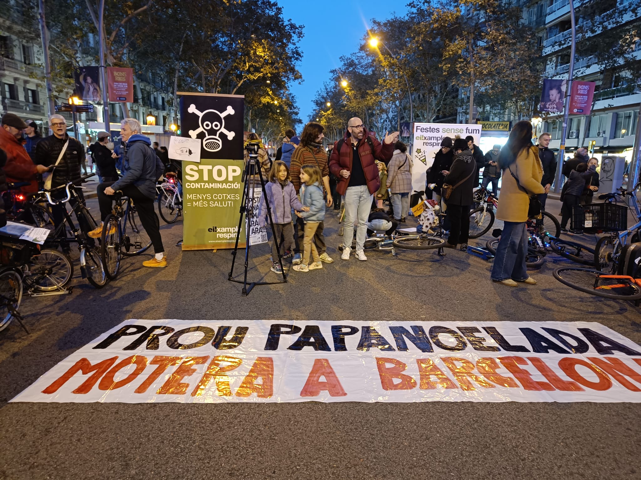 Corte de la Gran Vía para bloquear la 'Papanoelada motera’ / Eixample Respira
