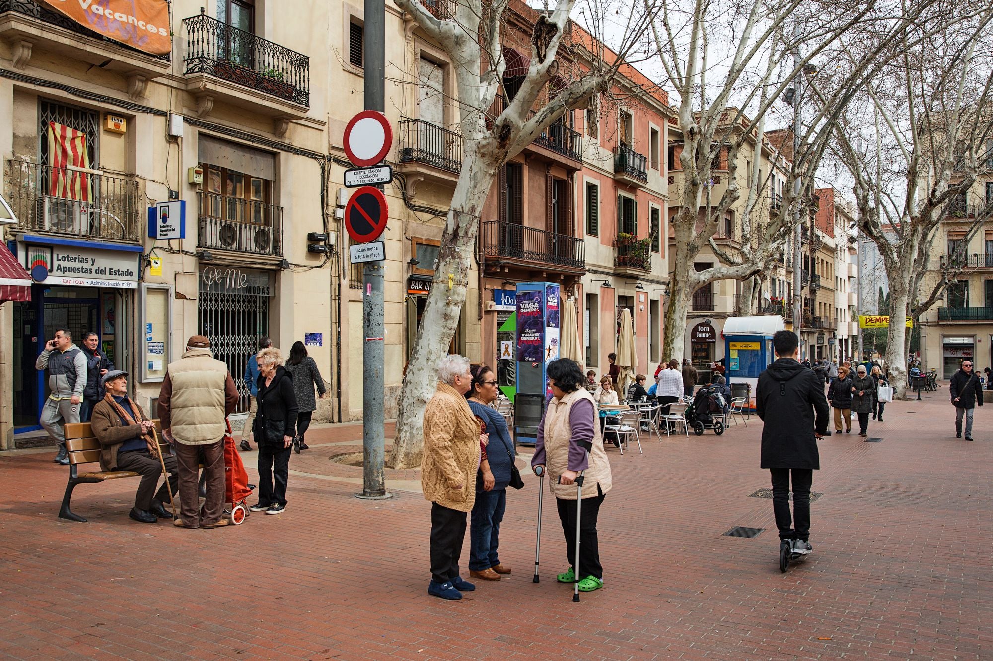 Veïns i veïnes passejant a la plaça del Mercat del Clot | Paola de Grenet / Ajuntament 