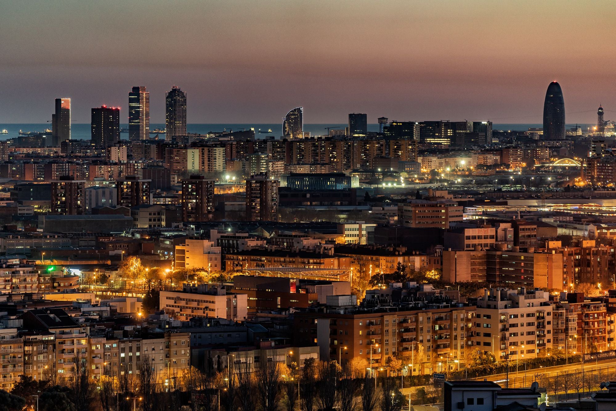 La silueta urbana de Barcelona durante la noche | Ayuntamiento