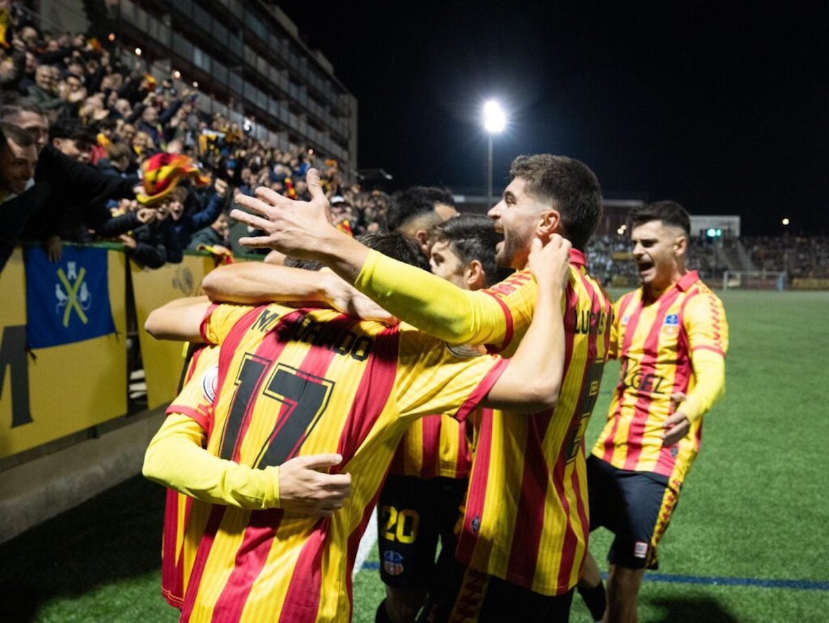 Els jugadors de la UE Sant Andreu celebren amb l'afició un gol al Narcís Sala | Álvaro Martín – UE Sant Andreu