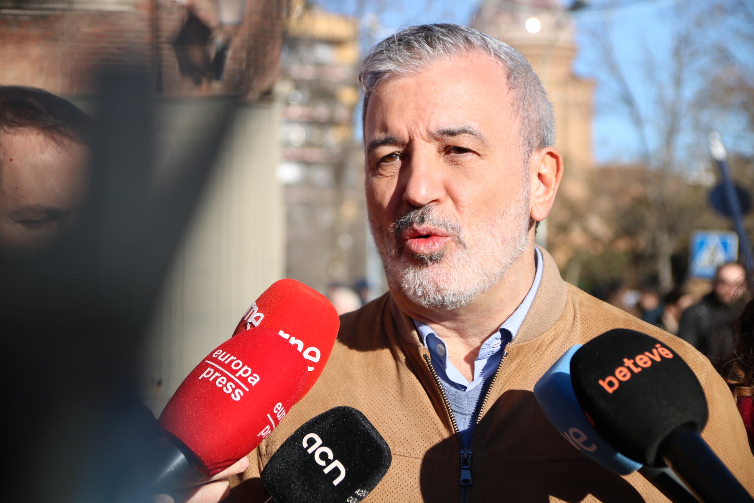 Jaume Collboni atén els mitjans abans dels Tres Tombs de Sant Andreu, diumenge 12 de gener | Bernat Vilaró (ACN)