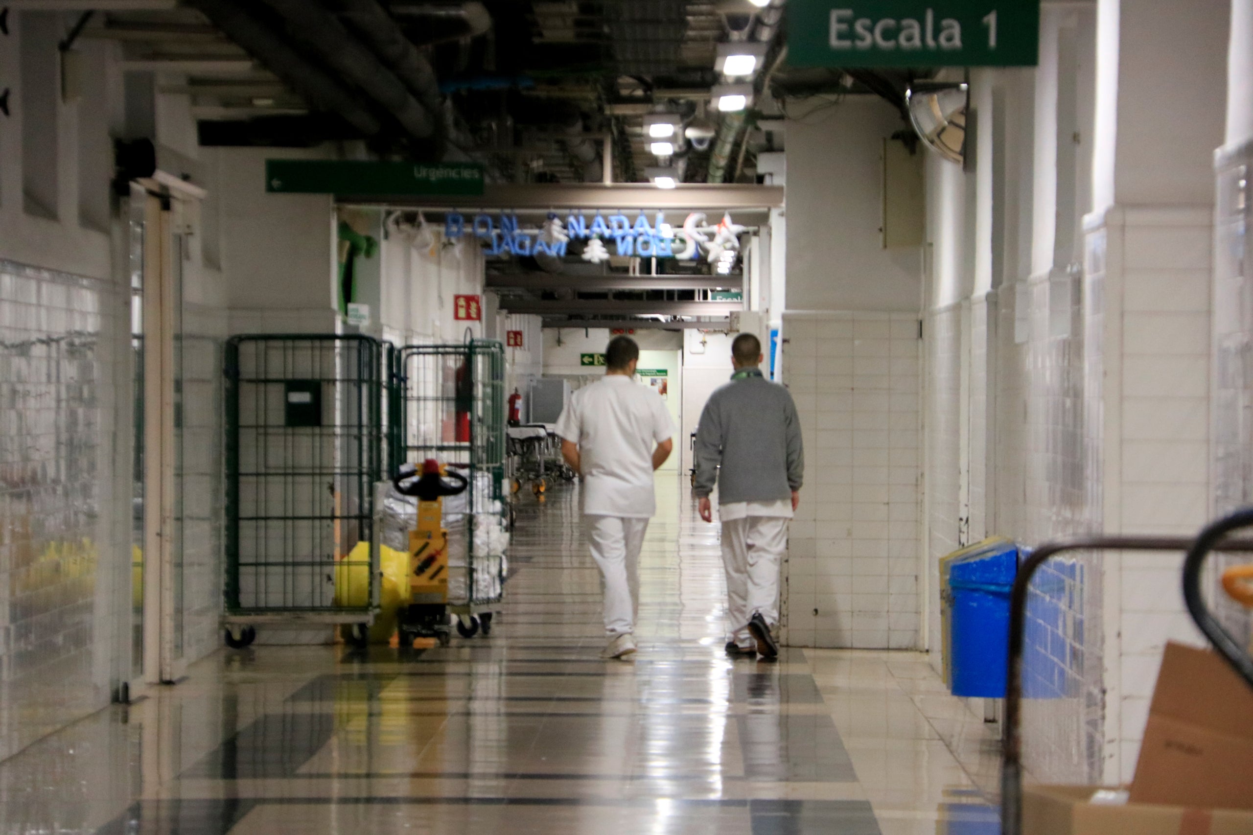Imagen de dos sanitarios caminando por un pasillo de un hospital / Europa Press