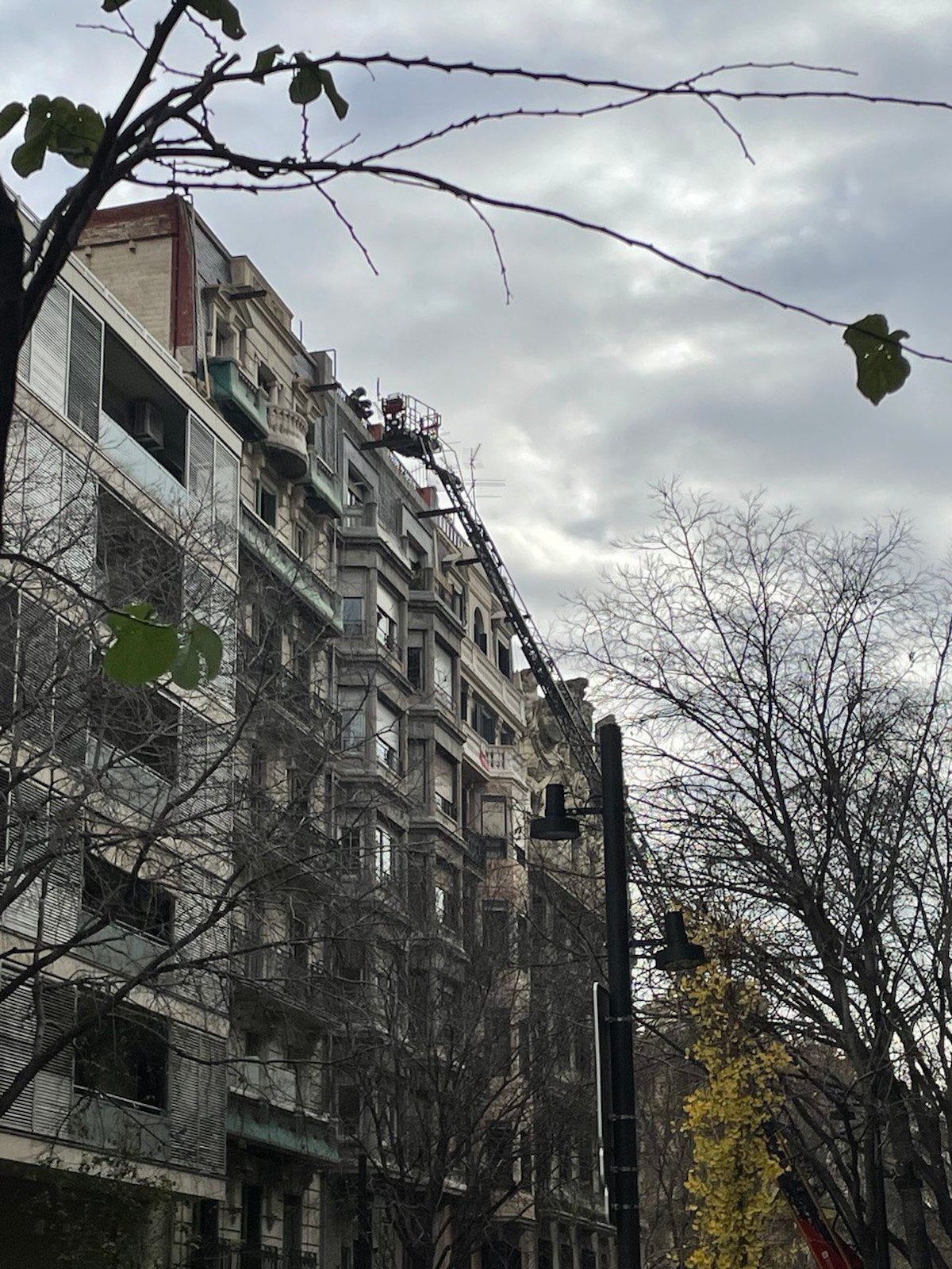 Actuació dels Bombers de Barcelona per extingir un incendi al carrer de Rocafort / A.R.
