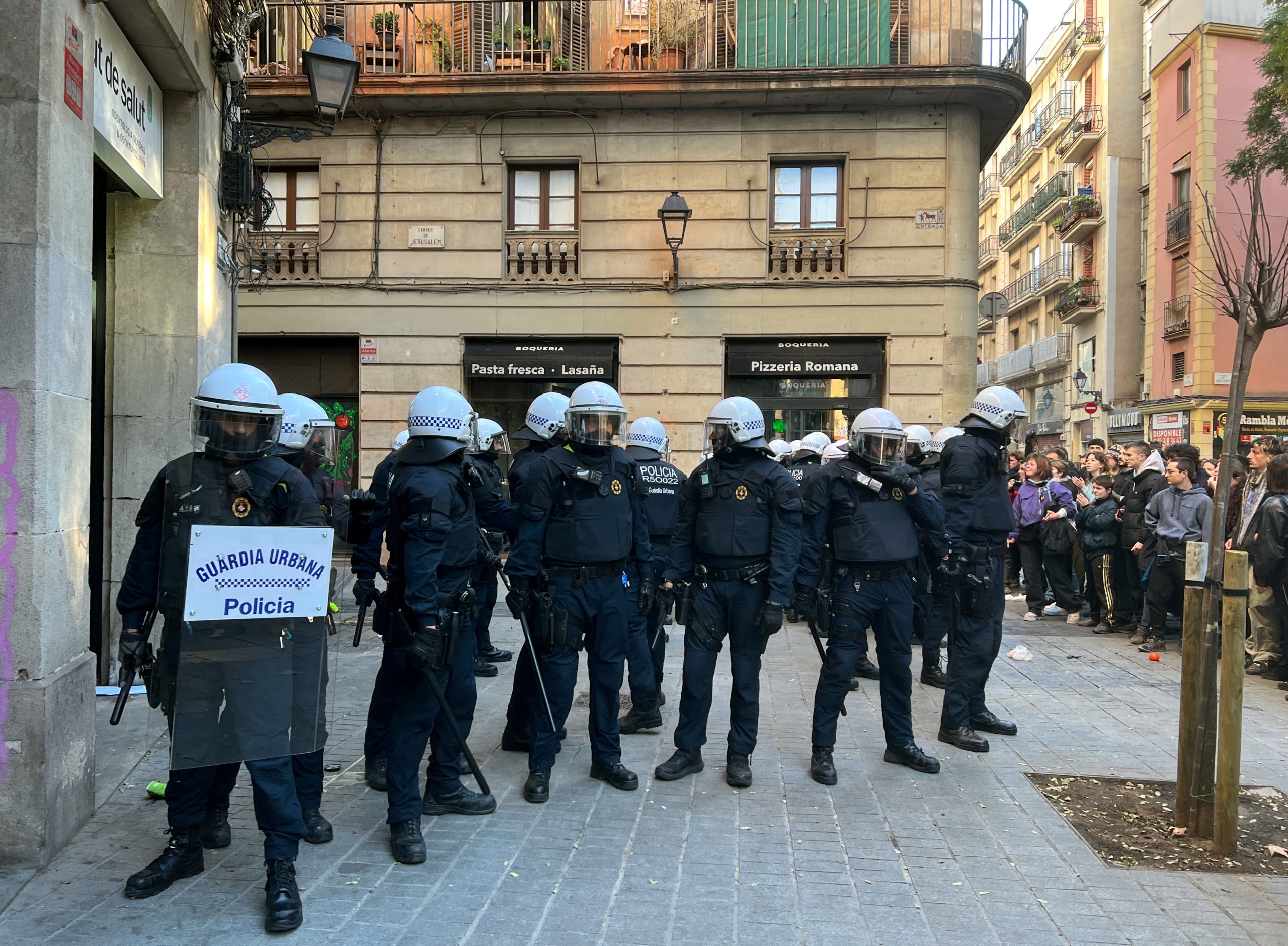 Antiavalots de la Guàrdia Urbana contenen la protesta pel desallotjament de l'Antiga Massana / Laura Fíguls (ACN)