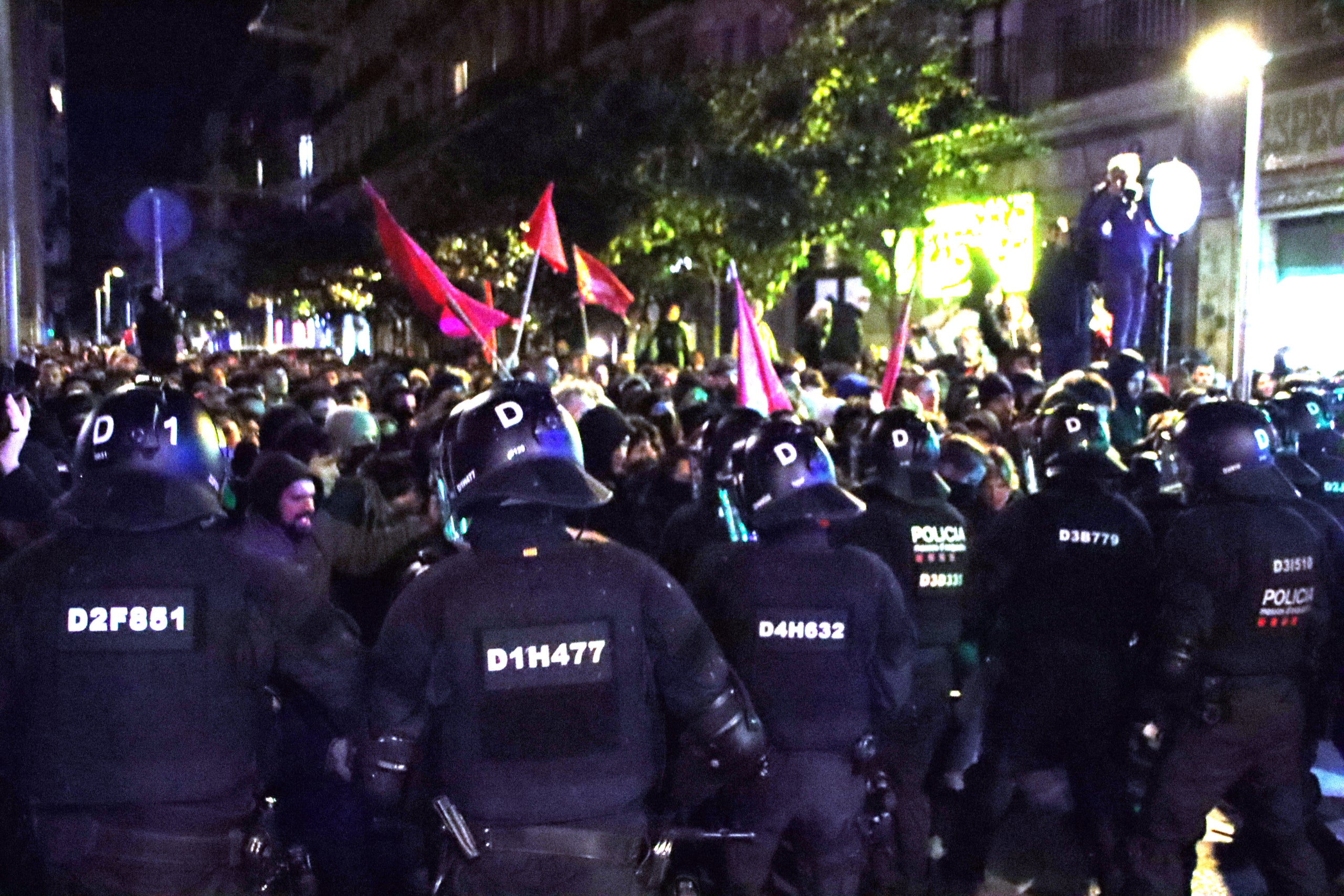 Línia policial enfrontada a manifestants en una protesta pel desallotjament de la Massana a Barcelona | Blanca Blay (ACN)