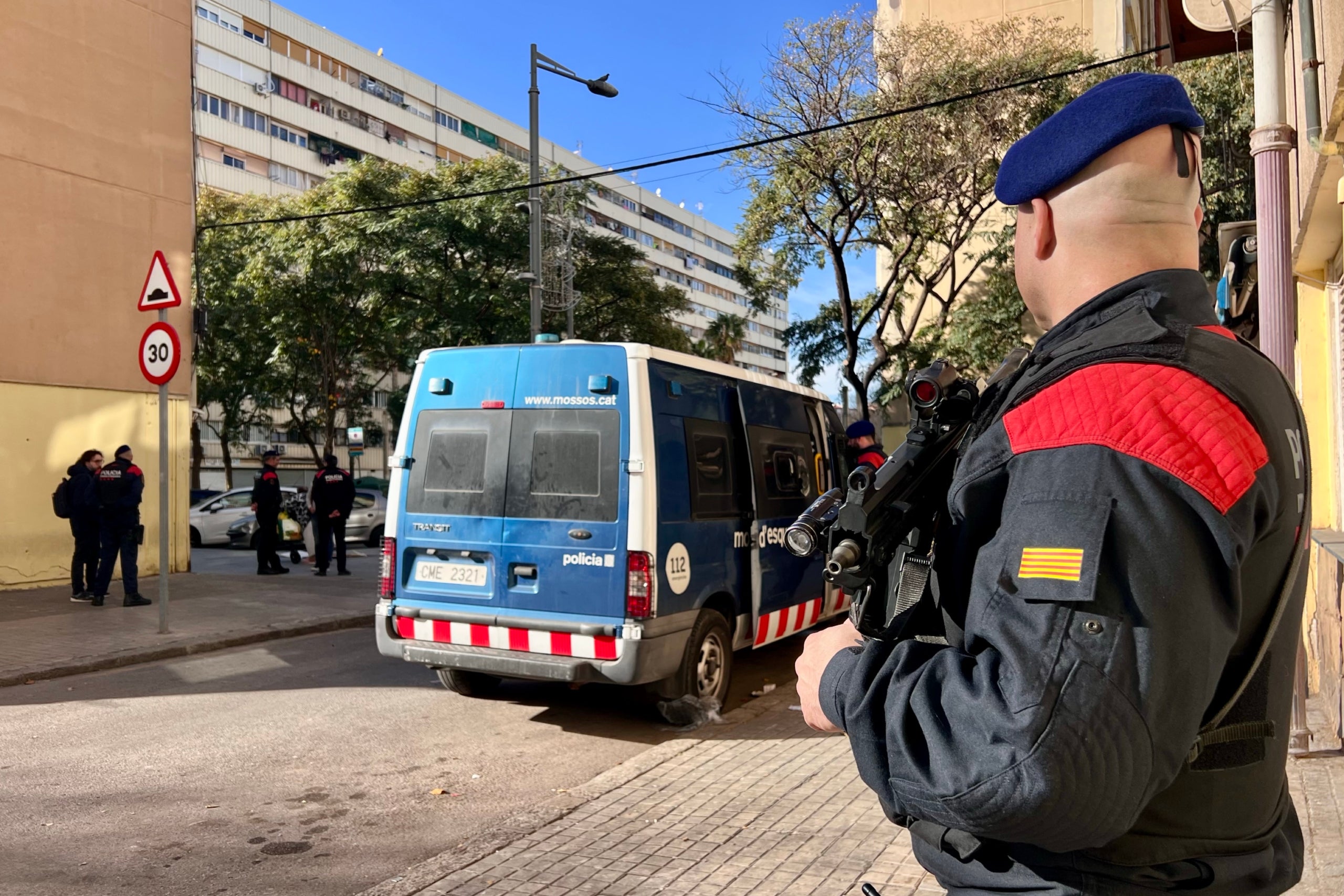 Un mosso armat, al barri de la Mina, després d'un tiroteig a principis d'any / Albert Segura (ACN)