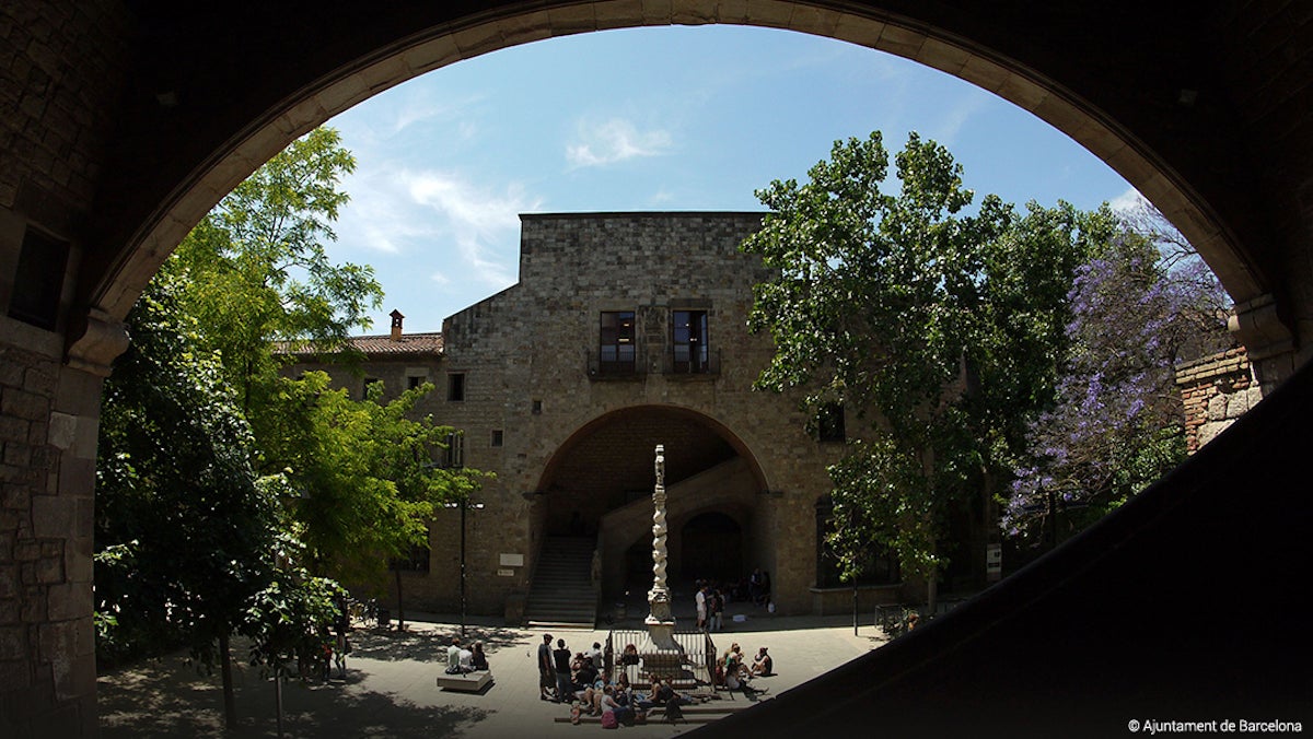 Els jardins de Rubió i Lluch, on es troba l'Antic Hospital de la Santa Creu del Raval / Ajuntament de Barcelona 