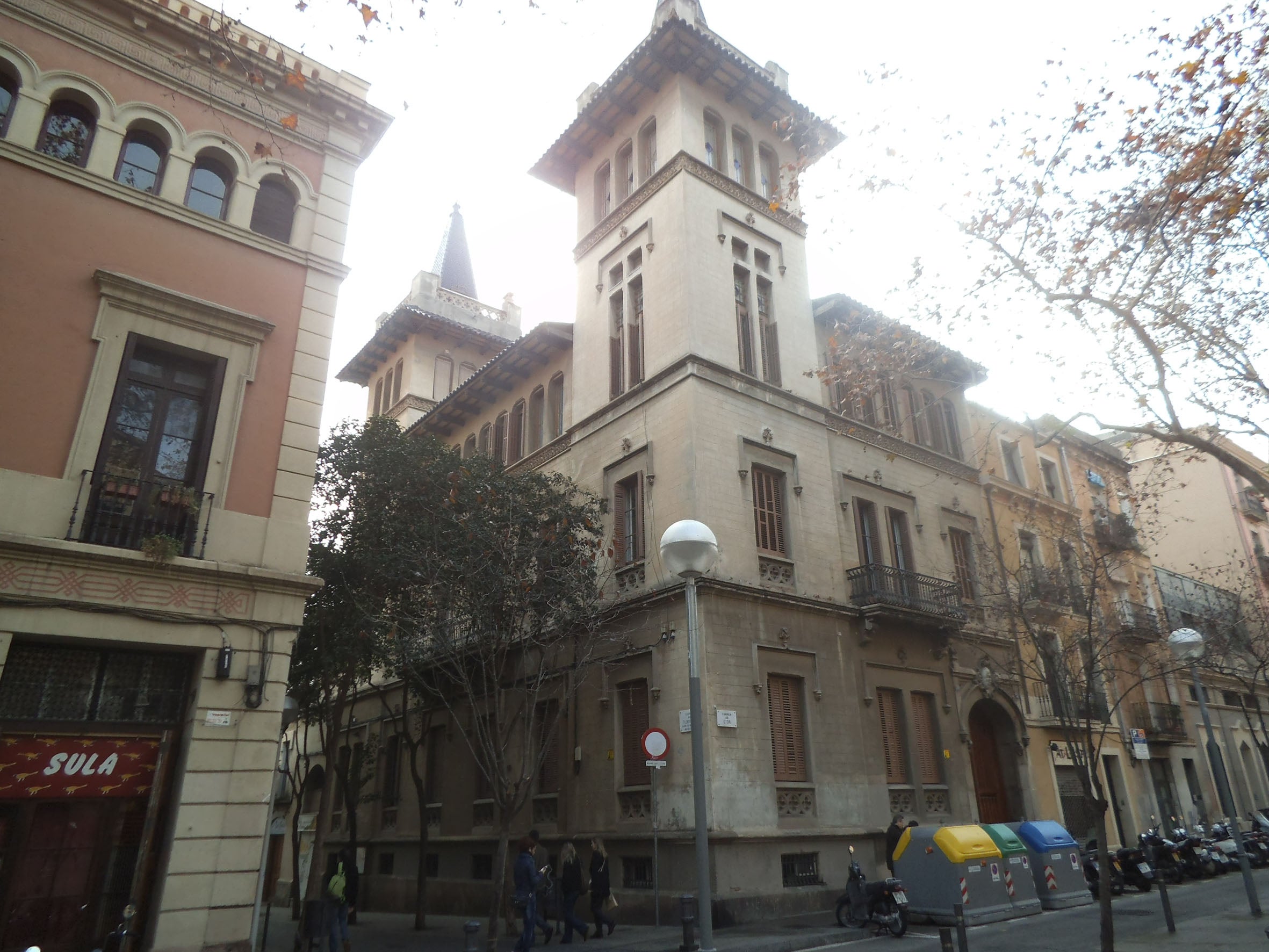 La Casa Enric Cera està ubicada en una de les cantonades de la plaça de la Virreina de Gràcia / Oscar Varas (Inventari del Patrimoni Arquitectònic de Catalunya)