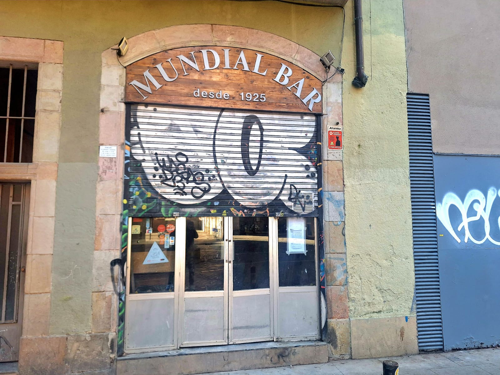 El bar Mundial, con la persiana medio levantada / Cedida-Alberto Mejías