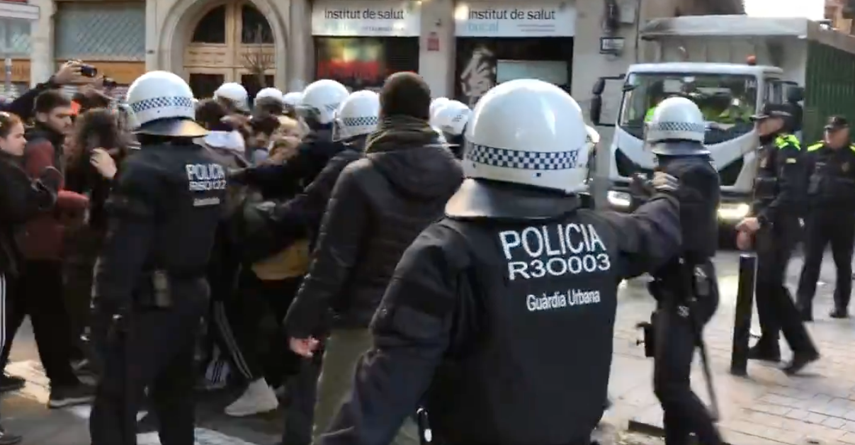 Antiavalots de la Guàrdia Urbana contenen la protesta pel desallotjament de l'Antiga Massana / Antiga Massana