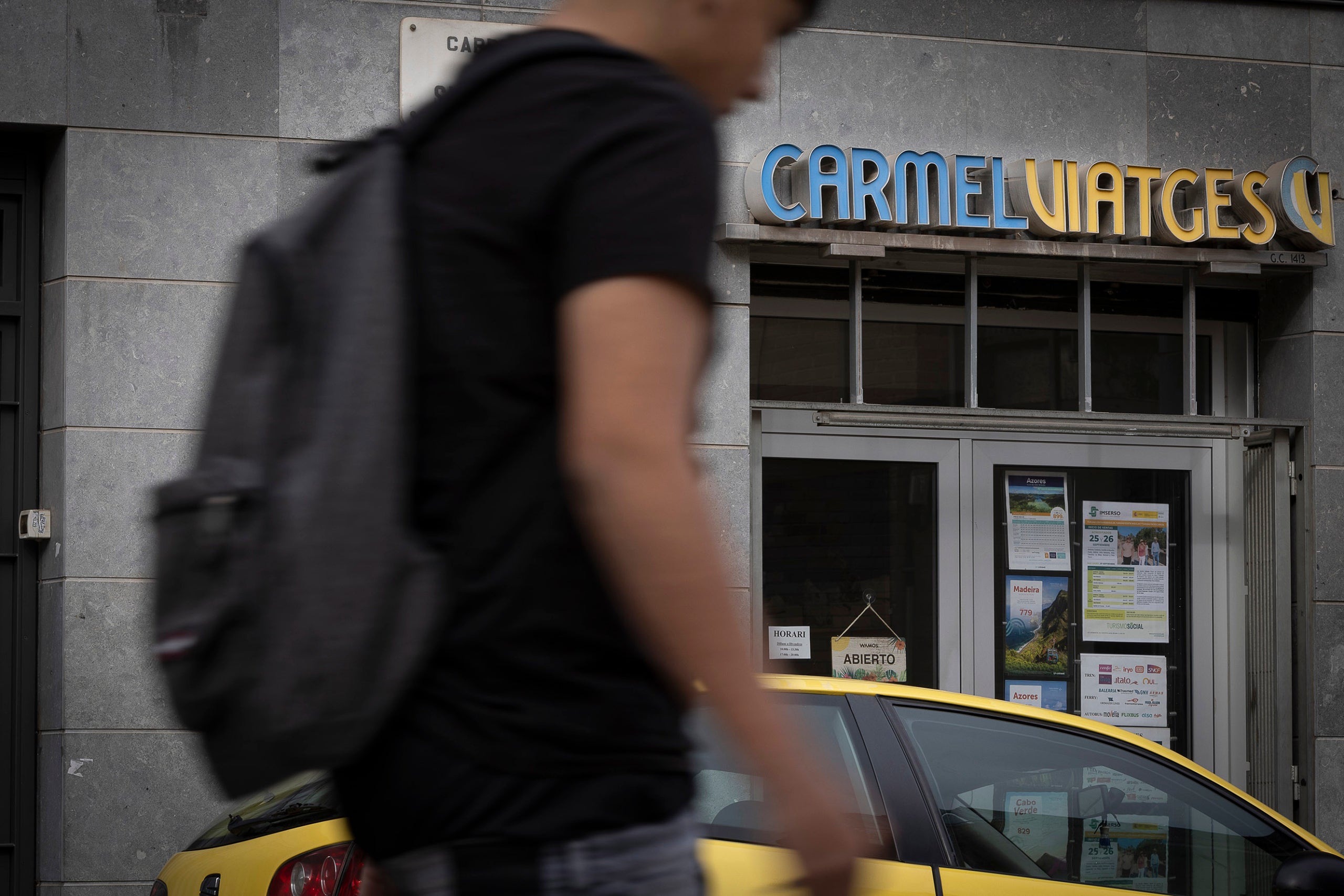 Un jove camina pel barri del Carmel en una imatge d'arxiu / Jordi Play