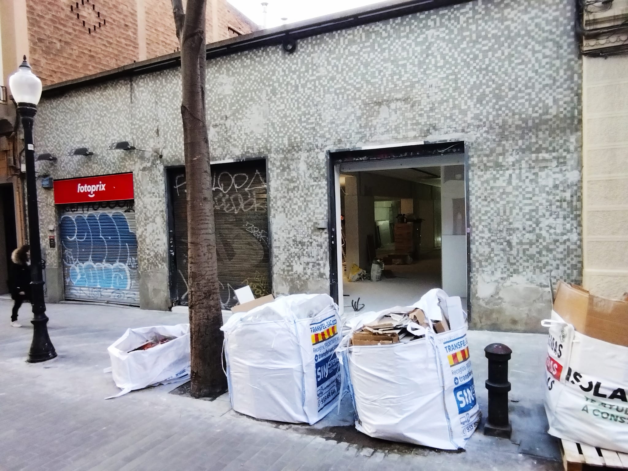 El local del carrer de Rogent on hi havia Casa Viva i que en un futur serà un supermercat Primaprix / Jordi Subirana 
