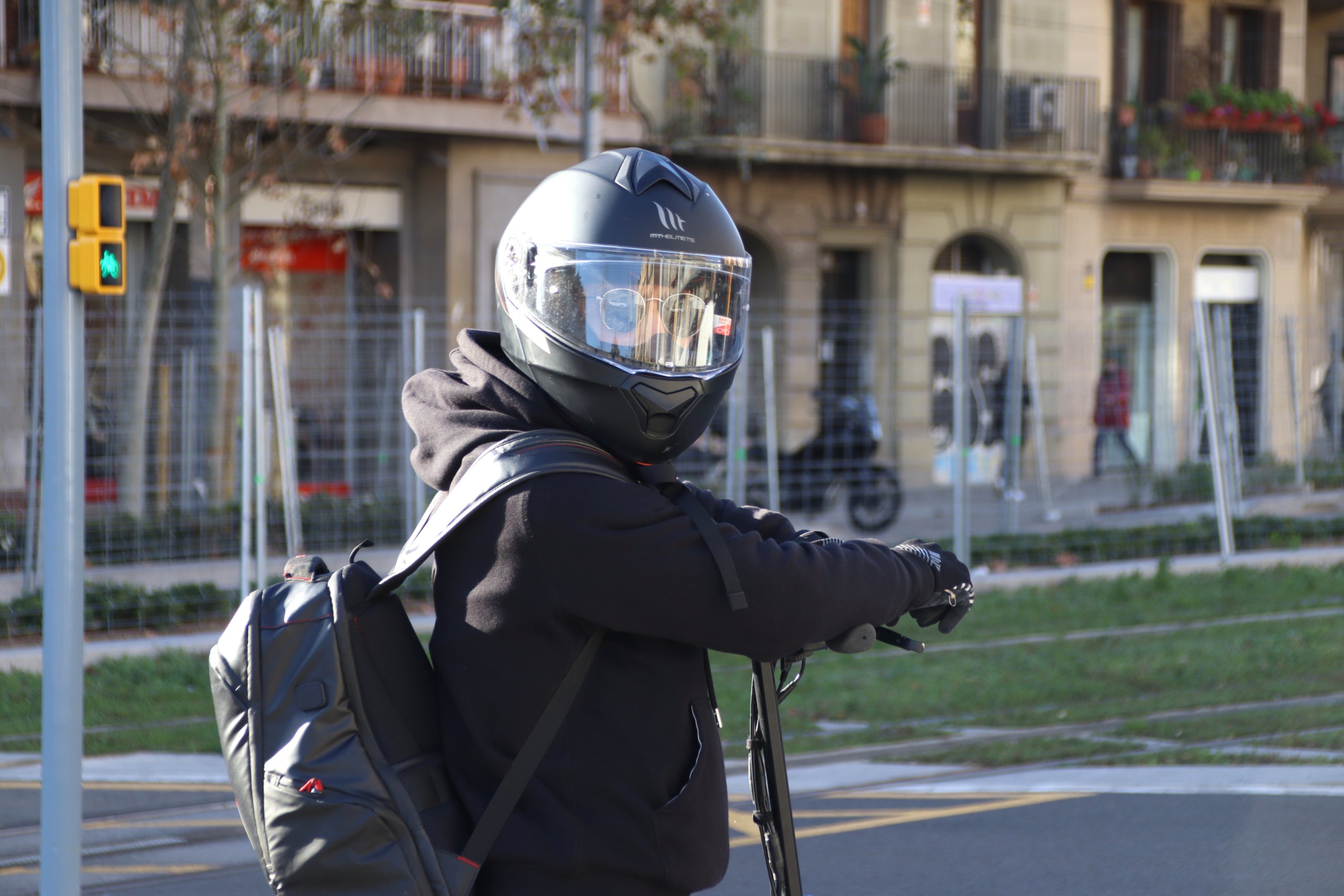 Una persona circula amb patinet i casc per Barcelona / ACN