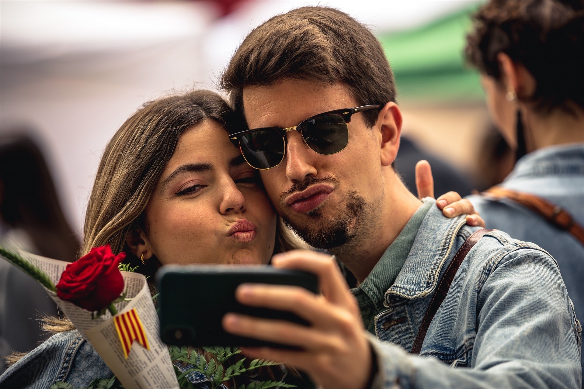 Imatge d'arxiu d'una parella fent-se una fotografia el dia de Sant Jordi a Barcelona | Matthias Oesterle / Zuma Press Wir / Europa Press