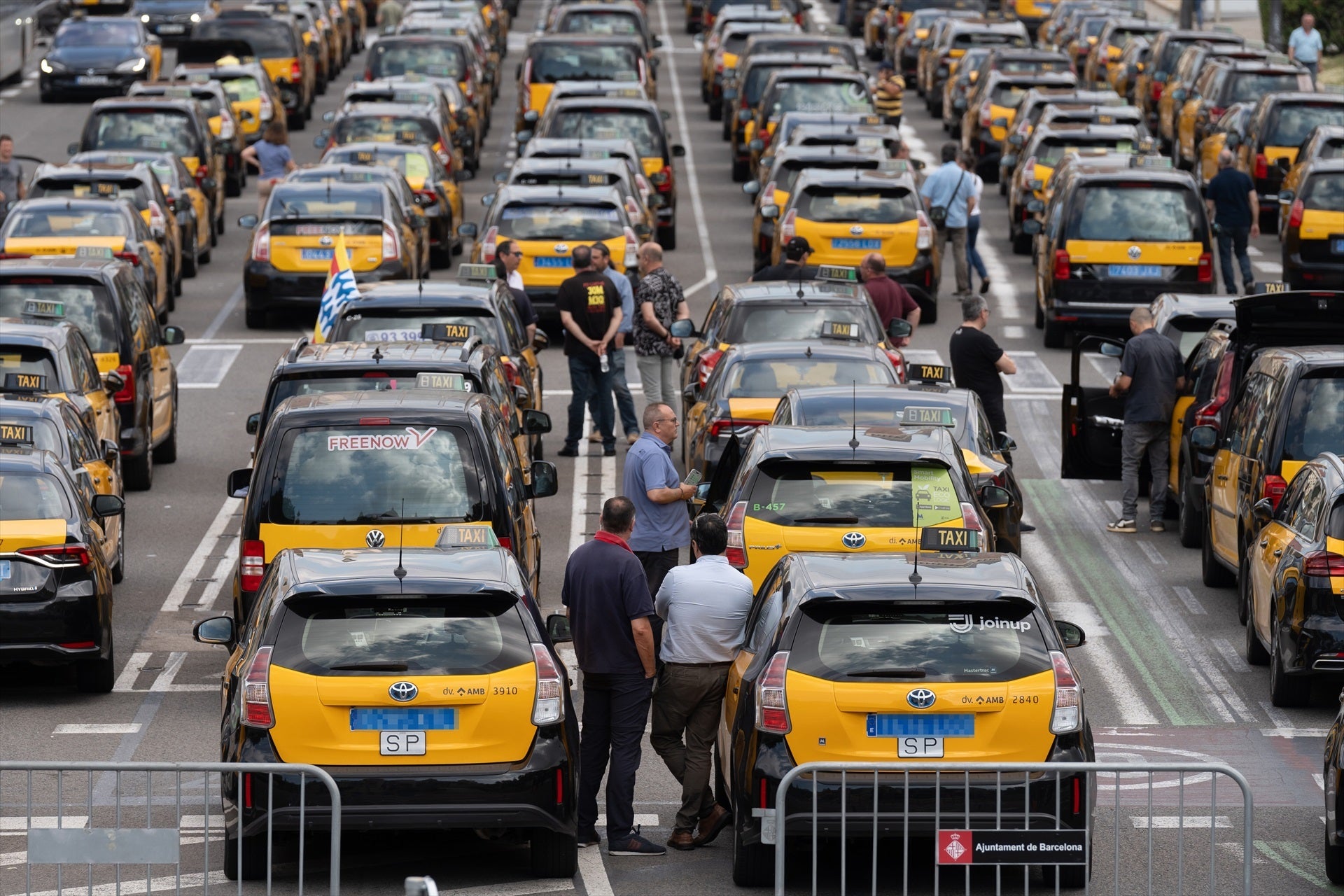 Marxa lenta d'Élite Taxi a la plaça Espanya de Barcelona / Europa Press