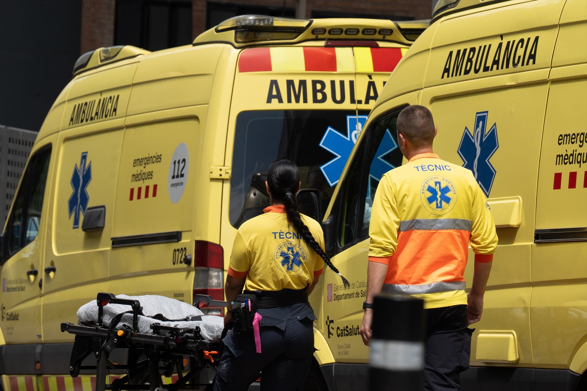 Dos sanitaris al costat d'una ambulància del SEM / Imatge d'ARXIU / Europa Press