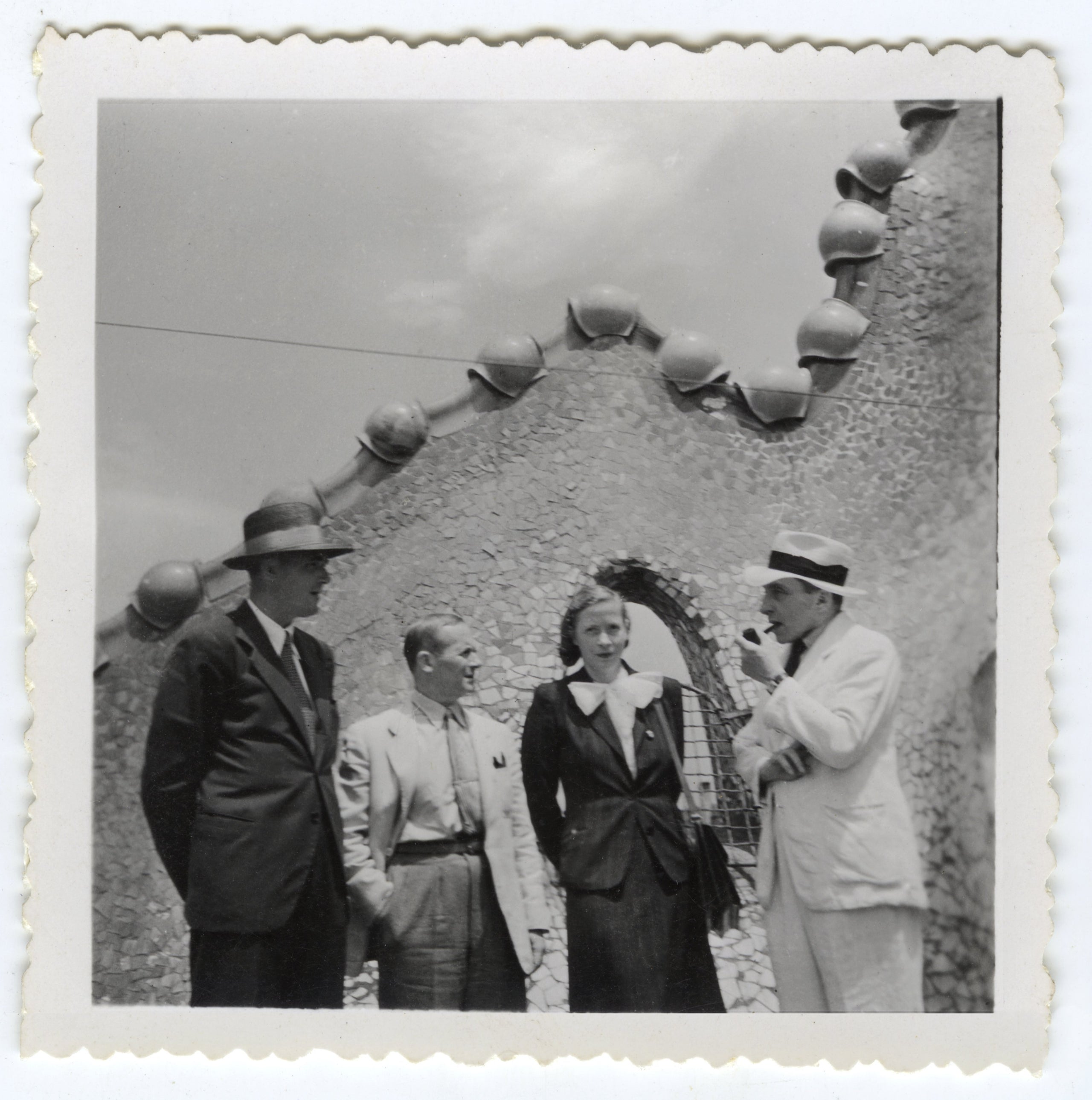 Joaquim Gomis, Joan Miró, Alexina Matisse i Joan Prats al terrat de la Casa Batlló / Odette Gomis (Fons Joaquim Gomis, dipositat a l'Arxiu Nacional de Catalunya) (1946)