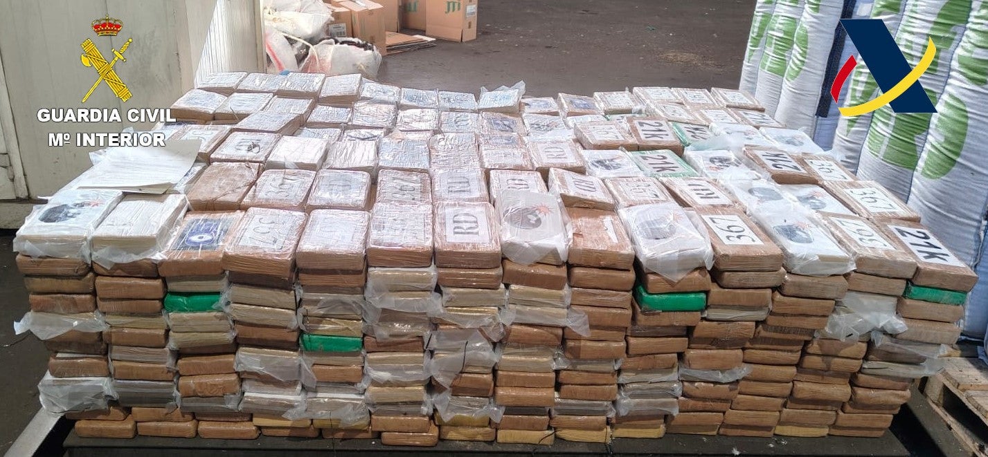 Paquets ocults de droga comissats per la Guàrdia Civil. | Guàrdia Civil