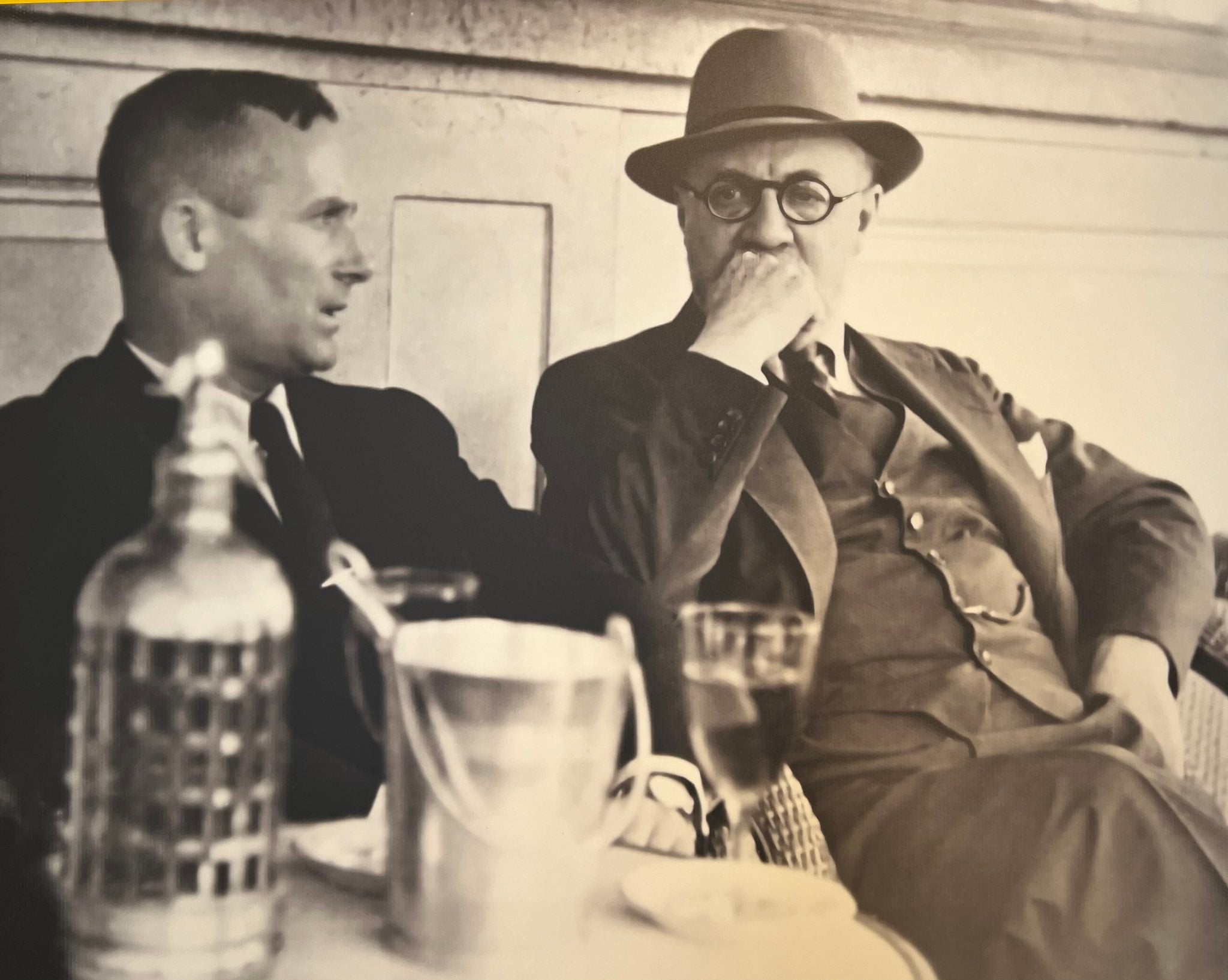 Joan Miró i Henri Matisse al cafè Les Deux Magots, París, c. 1936 © Pierre Matisse, VEGAP, Barcelona, 2024