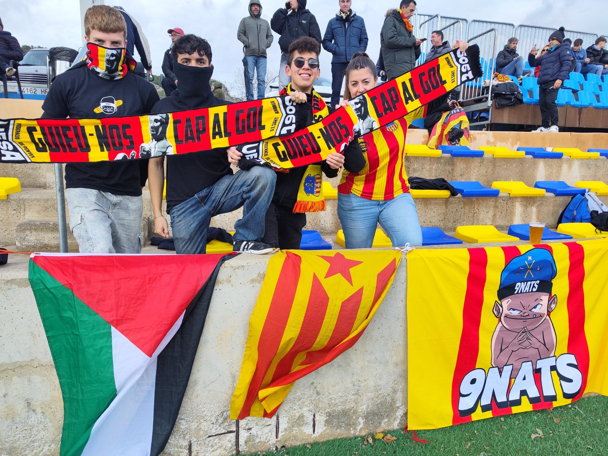Les banderes que l'àrbitre ha demanat retirar abans del partit entre l'Andratx i el Sant Andreu / UE Sant Andreu