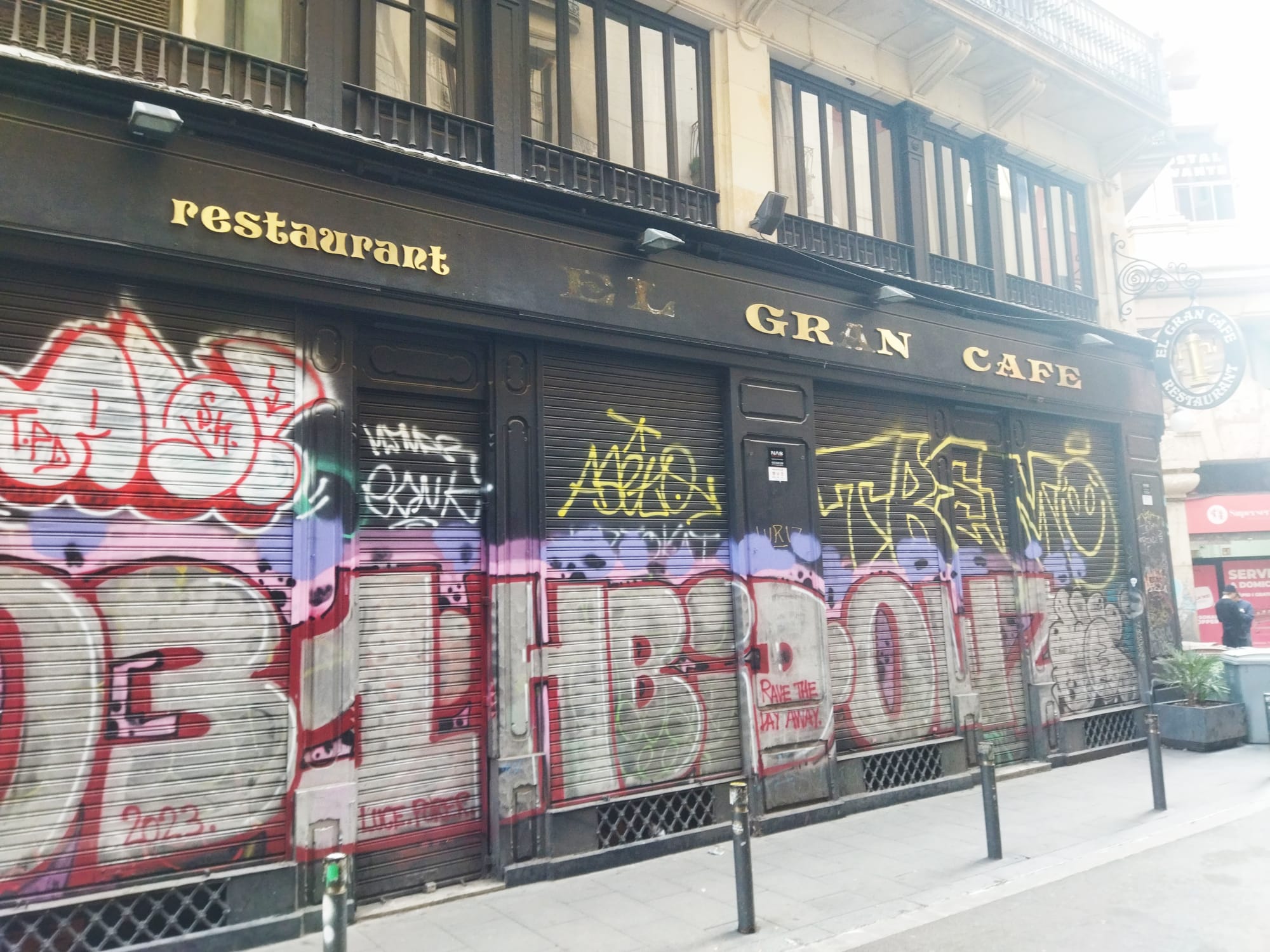 El Gran Cafè, del Gòtic, amb el local tancat / Jordi Subirana