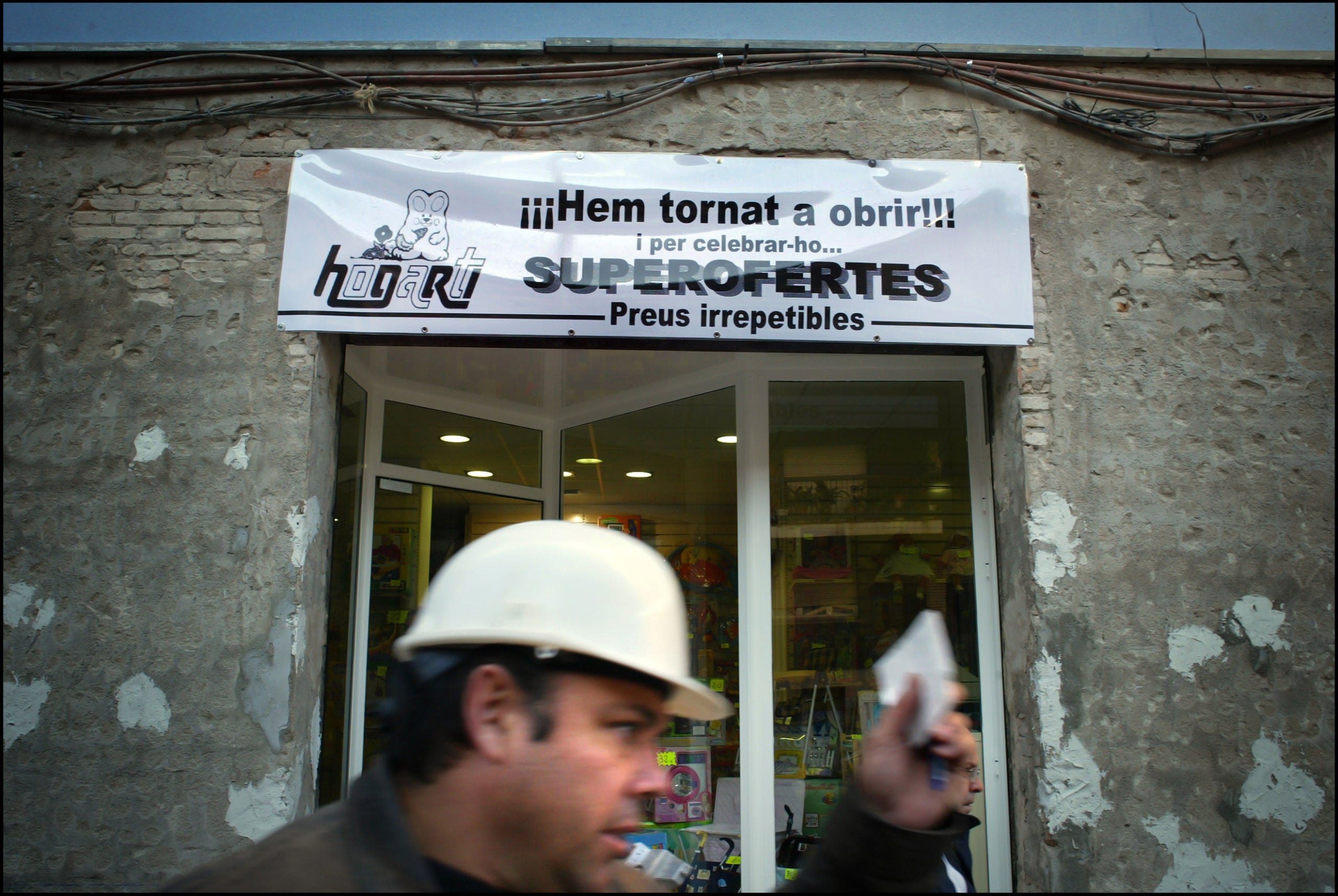 Un comerç que reobre un any després de l'esvoranc, una de les fotos de la cobertura periodística de Jordi Play