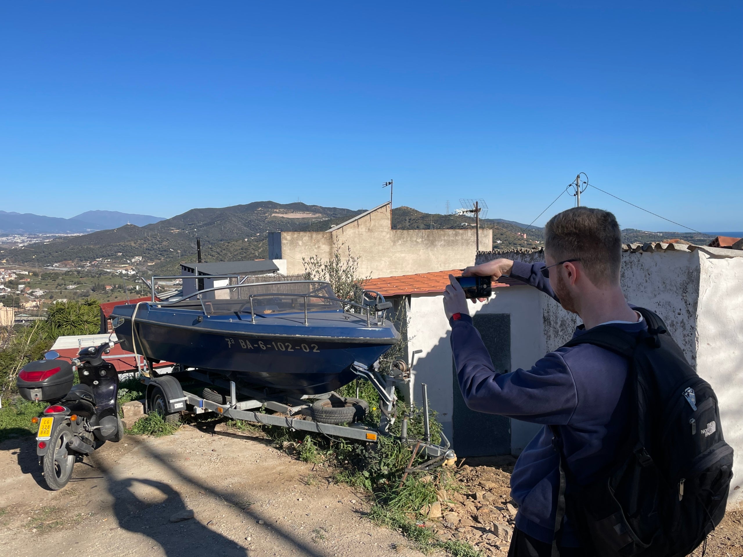 El vaixell que es pot trobar en un dels extrems de la part alta de Torre Baró / A.R.
