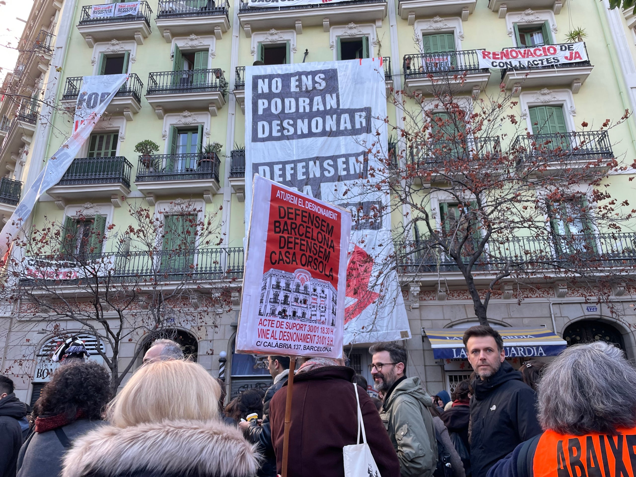 Concentració a les portes de la Casa Orsola aquest divendres al matí / A.R.