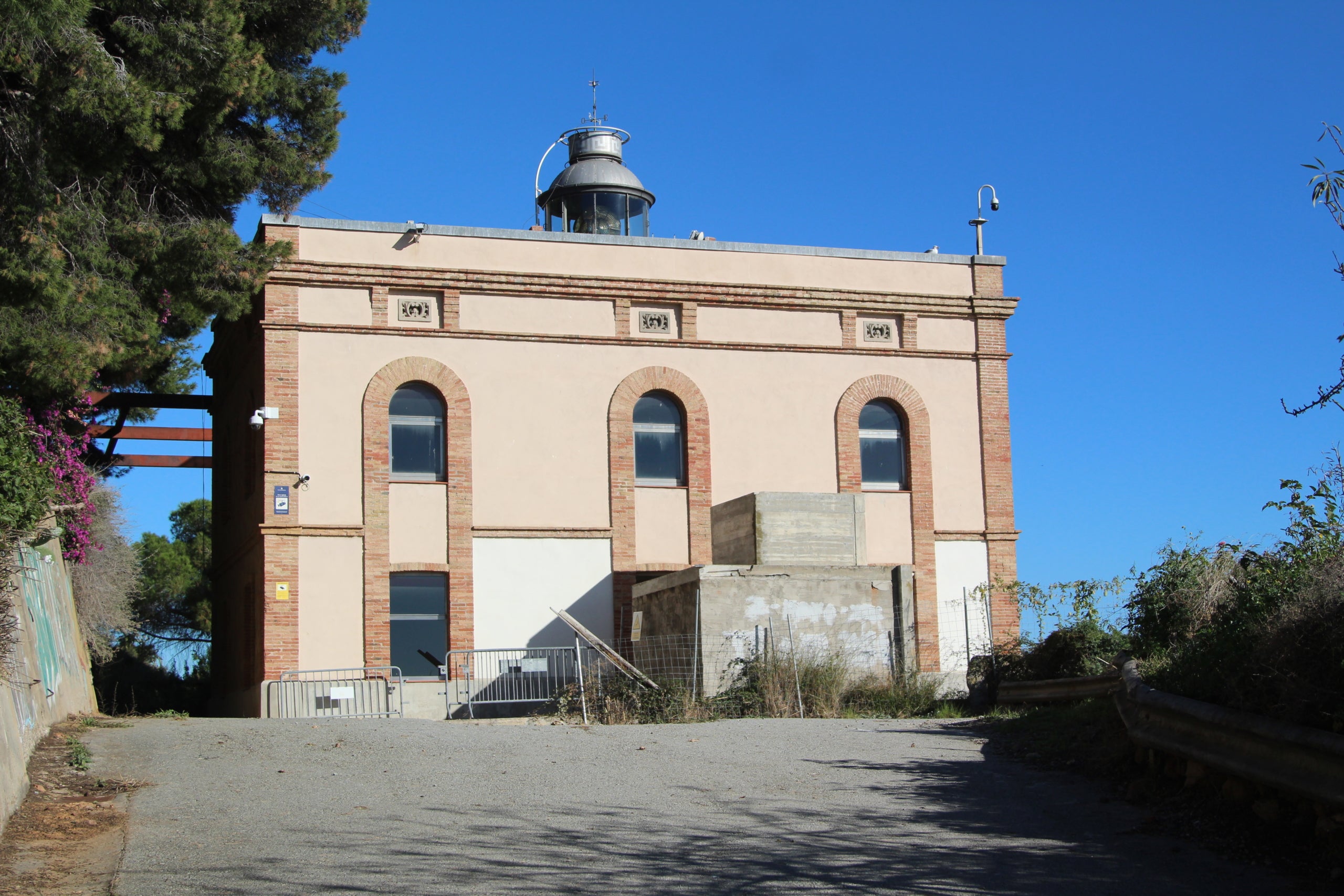 El far de Montjuïc resisteix un segle després de la seva inauguració incrustat a la cara sud de la muntanya barcelonina / A.R.