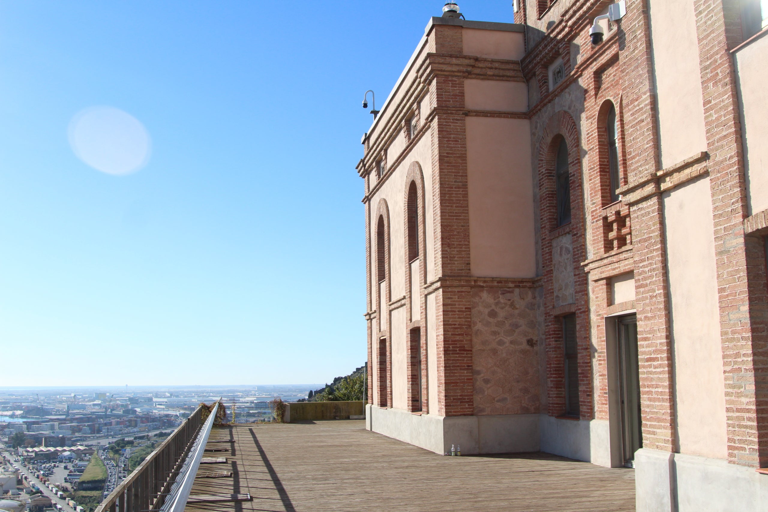 El far de Montjuïc resisteix un segle després de la seva inauguració incrustat a la cara sud de la muntanya barcelonina / A.R.