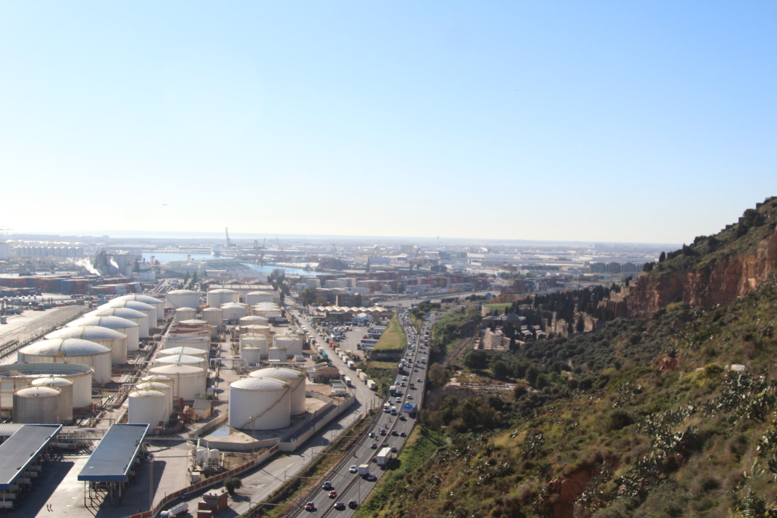 El Port de Barcelona, la Zona Franca i una part de l'Hospitalet, des del far de Montjuïc / A.R.